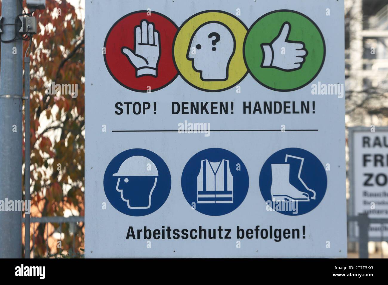 Blick am Montag 13.11.2023 in Anklam Landkreis Vorpommern Greifswald bei der firma Cosun Beet Company GmbH & Co. Kg. Ehemals Zuckerfabrik Anklam auf Sicherheitshinweise am Eingang. Der Arbeitsschutz spielt in dem Unternehmen eine herausragende Rolle. *** Vista lunedì 13 11 2023 in Anklam Landkreis Vorpommern Greifswald presso la società Cosun Beet Company GmbH Co KG ex Zuckerfabrik Anklam sulle istruzioni di sicurezza all'ingresso la sicurezza sul lavoro svolge un ruolo di primo piano nell'azienda Foto Stock