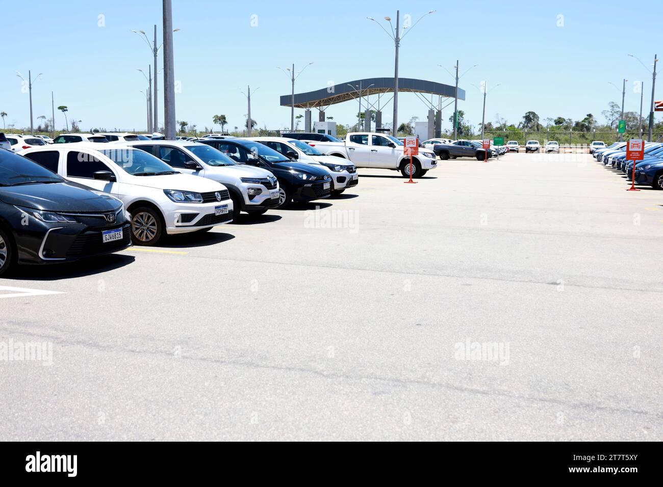 Aeroporto Vitoria da conquista vitoria da conquista, bahia, brasile - novembro 11, 2023: I veicoli sono visibili nel parcheggio dell'aeroporto Vitoria da conquista. VITORIA da CONQUISTA BAHIA BRASILE Copyright: XJoaxSouzax 111123JOA4311733 credito: Imago/Alamy Live News Foto Stock