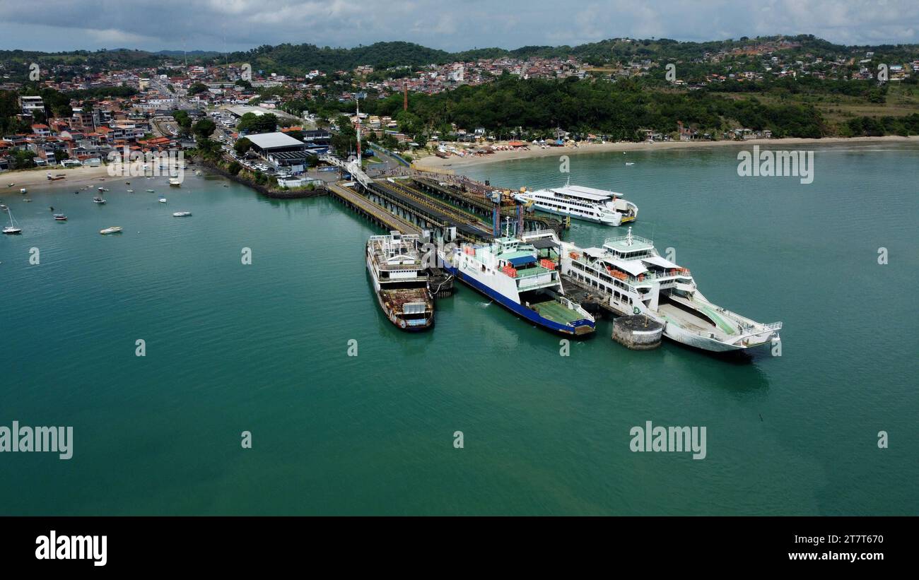 Bom Despacho terminal itaparica, bahia, brasile - 13 ottobre 2023: Vista aerea del terminal marittimo di Bom Despacho sull'isola di Itaparica. ITAPARICA BAHIA BRASILE Copyright: XJoaxSouzax 131023JOA4312751 credito: Imago/Alamy Live News Foto Stock