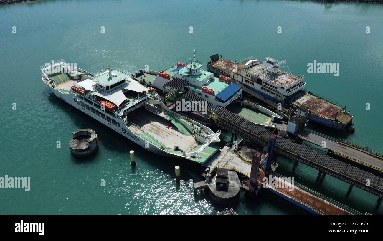 Bom Despacho terminal itaparica, bahia, brasile - 13 ottobre 2023: Vista aerea del terminal marittimo di Bom Despacho sull'isola di Itaparica. ITAPARICA BAHIA BRASILE Copyright: XJoaxSouzax 131023JOA4312759 credito: Imago/Alamy Live News Foto Stock