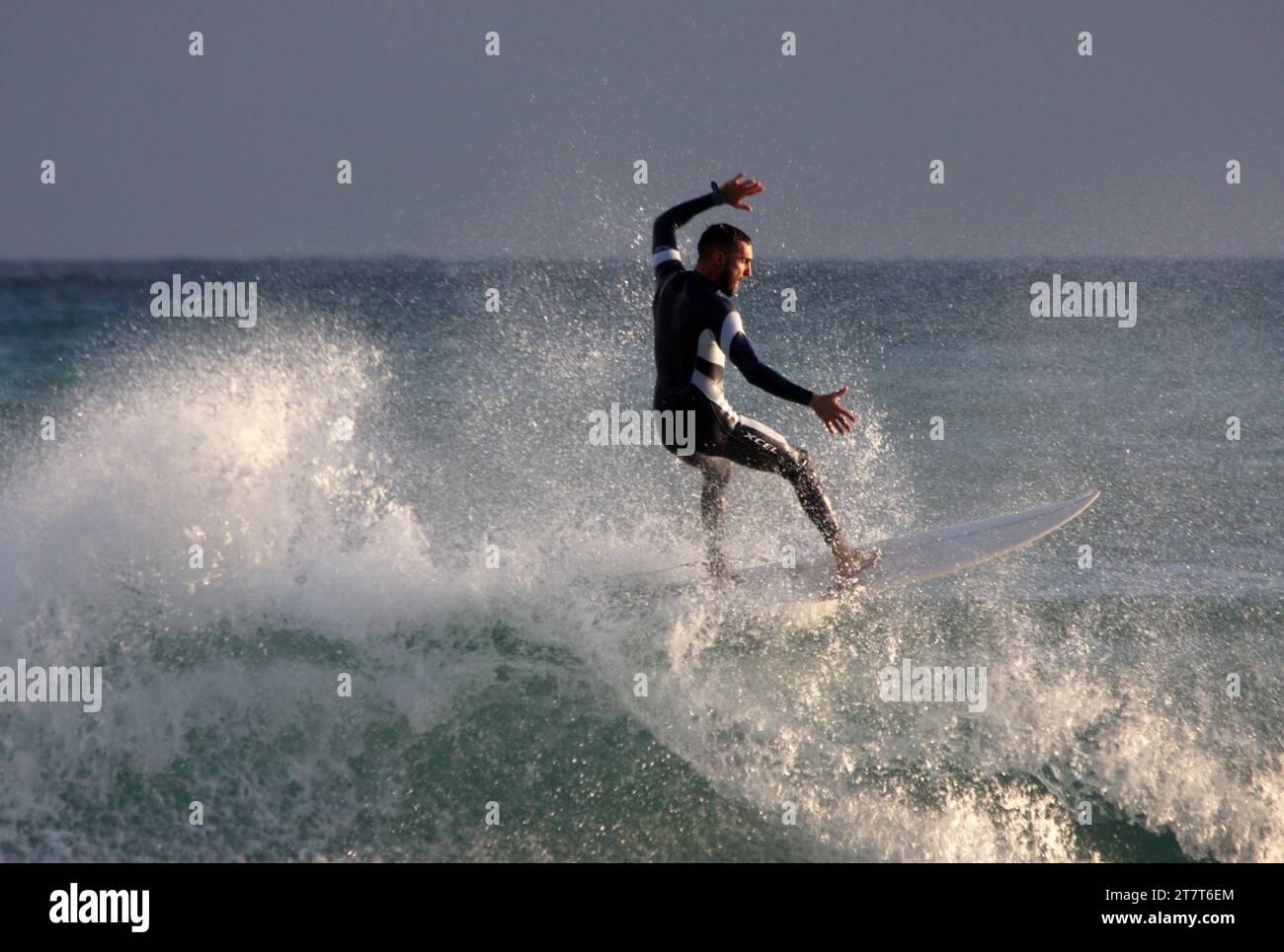 Un surfista sulla spiaggia di Matagorda vicino ad Arrecife Lanzarote, Isole Canarie, Spagna Foto Stock