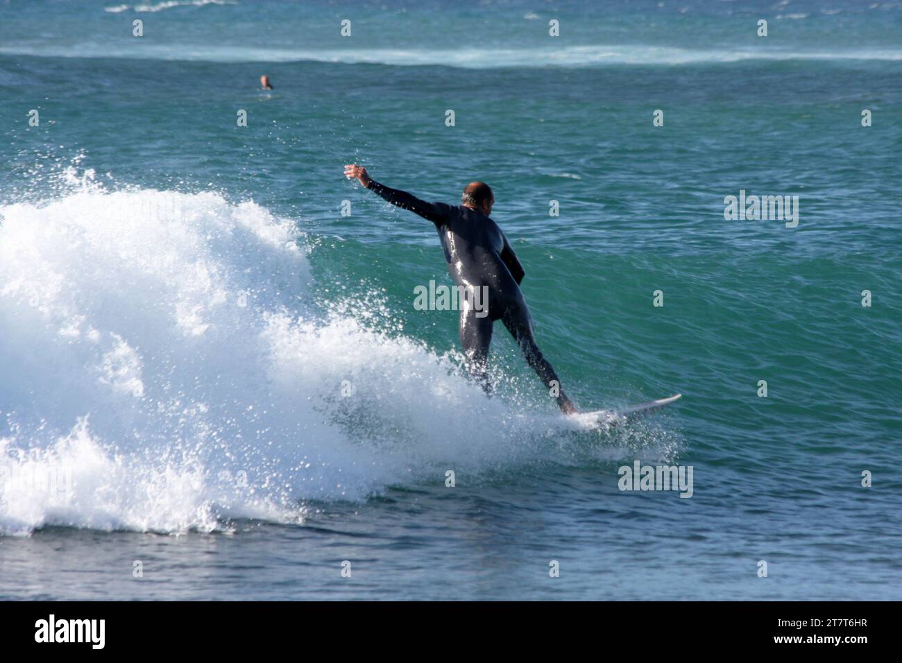 Un surfista sulla spiaggia di Matagorda vicino ad Arrecife Lanzarote, Isole Canarie, Spagna Foto Stock