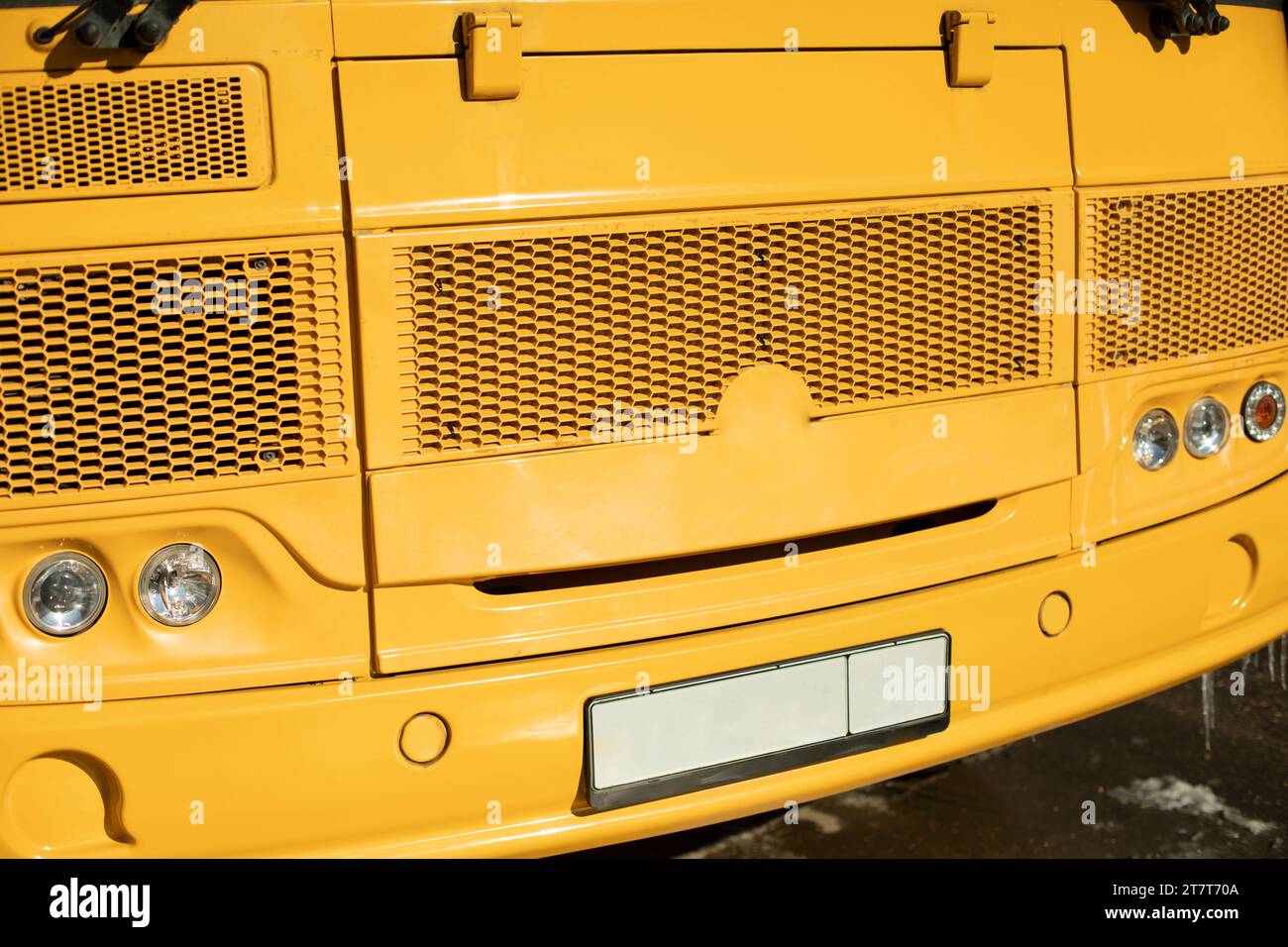 Scuolabus giallo. Dettagli del trasporto scolastico. Fari per auto. Foto Stock
