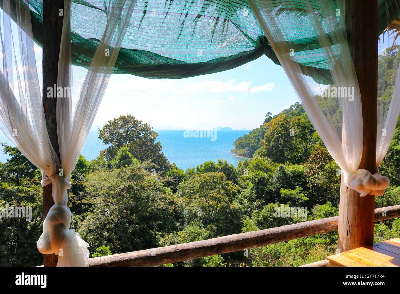 Vista dall'alto dello splendido mare turchese in un caffè su un'isola tropicale. Concetto di viaggio, relax, vacanza. Foto Stock