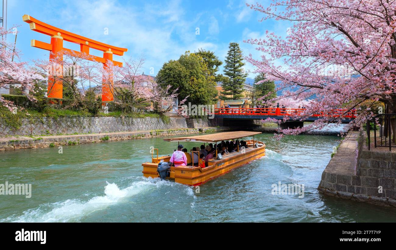 Kyoto, Giappone - 2 aprile 2023: Il giro in barca Okazaki Jikkokubune effettua una crociera di tre chilometri dal molo delle barche di Nanzenji alla diga di Ebisu e ritorno Foto Stock