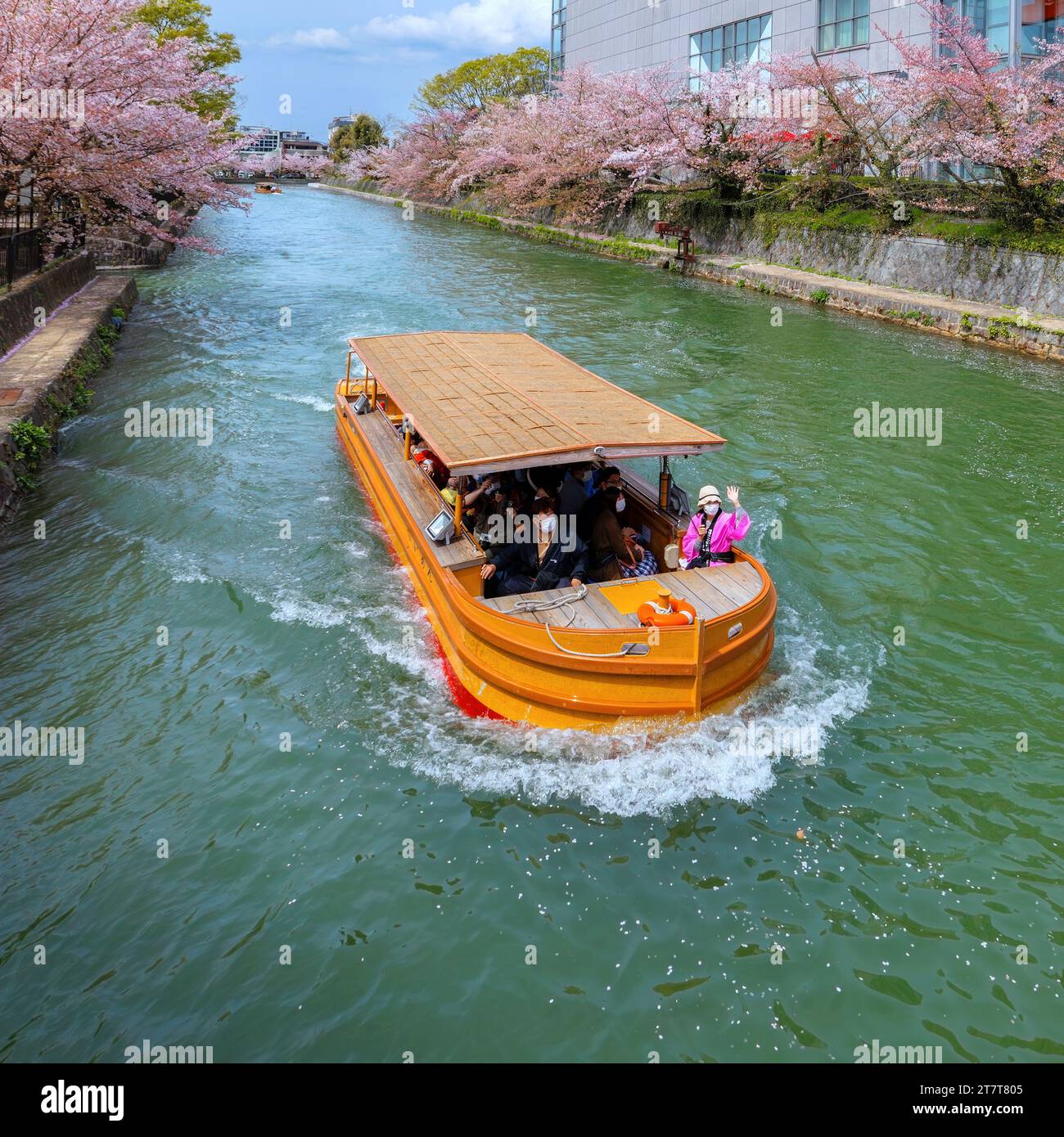 Kyoto, Giappone - 2 aprile 2023: Il giro in barca Okazaki Jikkokubune effettua una crociera di tre chilometri dal molo delle barche di Nanzenji alla diga di Ebisu e ritorno Foto Stock