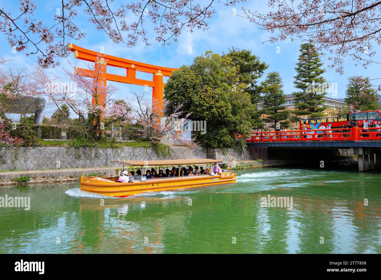 Kyoto, Giappone - 2 aprile 2023: Il giro in barca Okazaki Jikkokubune effettua una crociera di tre chilometri dal molo delle barche di Nanzenji alla diga di Ebisu e ritorno Foto Stock