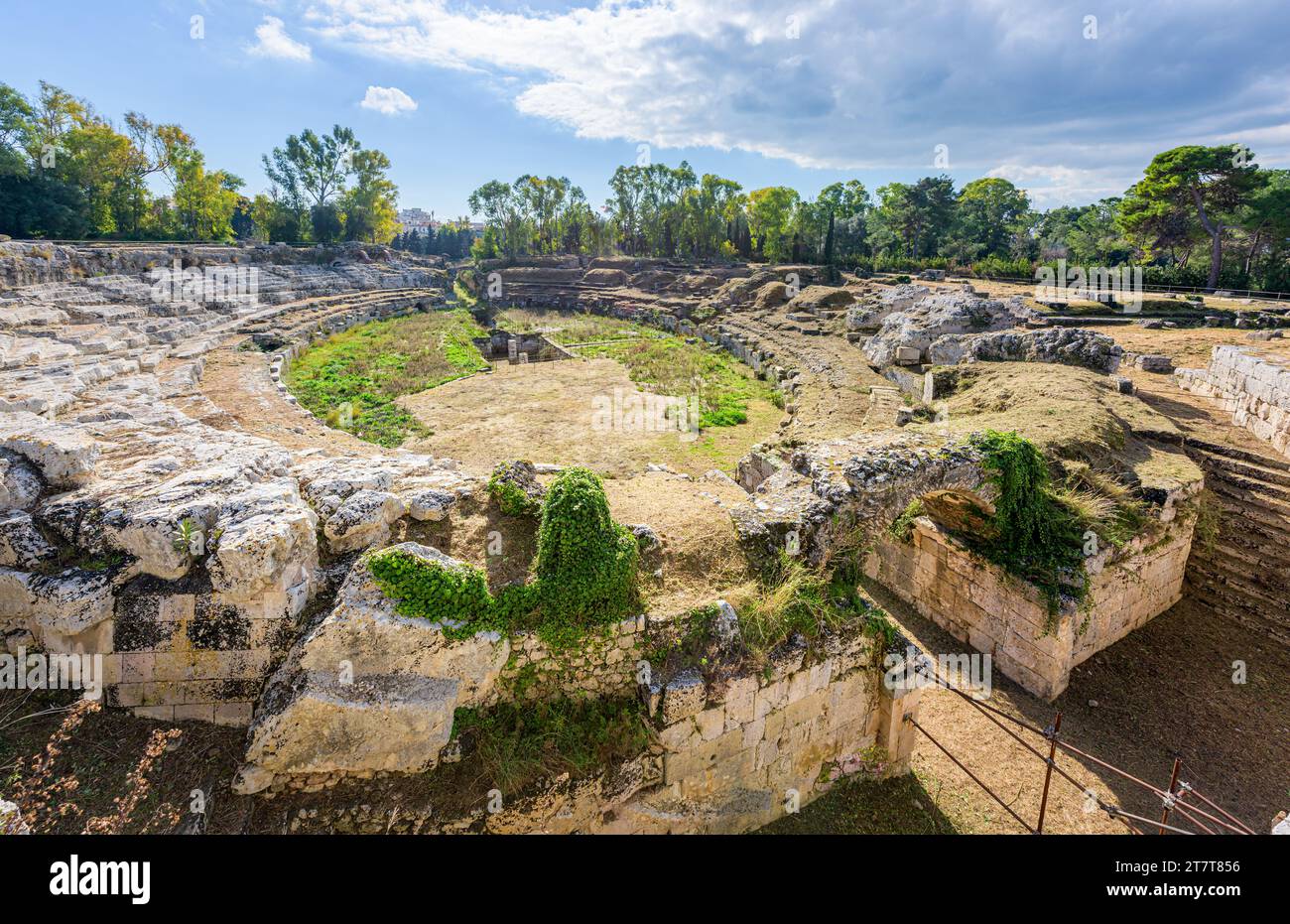 Rovine dell'antico anfiteatro romano con tipica forma ovale del Colosseo a Ortigia, un'isola di Siracusa, Sicilia, Italia Foto Stock