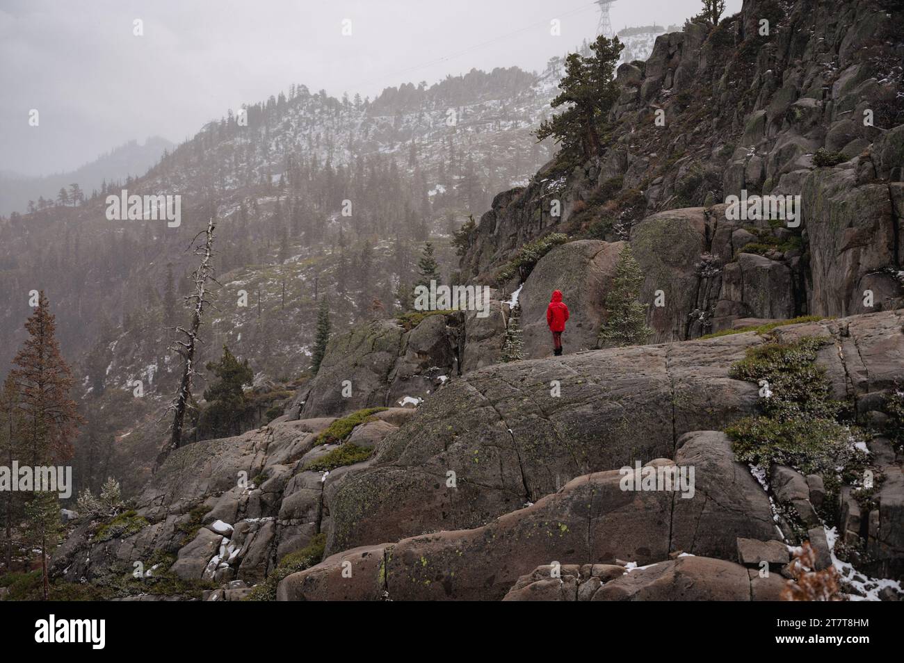 Ampia visuale della persona in piedi sul sentiero su una vetta lontana Foto Stock