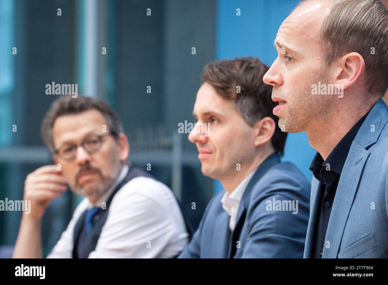 Bundespressekonferenz zu den Ergebnissen der Bereinigungssitzung des Haushaltsausschusses zum Bundeshaushalt 2024 SPD, B 90/die Gruenen, FDP otto Fricke, haushaltspolitischer Sprecher der Bundestagsfraktion FDP gemeinsam mit Sven-Christian Kindler, DNhaushaltspolitischer Sprecher EN haushaltspolitischer Sprecher der SPD-Bundestagsfraktion bei der Bundespressekonferenz zu den Ergebnissen der Bereinigungssitzung des Haushaltsausschusses zum Bundeshaushalt 2024 SPD, B 90/Die Gruenen, FDP, Berlino, 17.11.2023 Berlino Germania *** Foto Stock