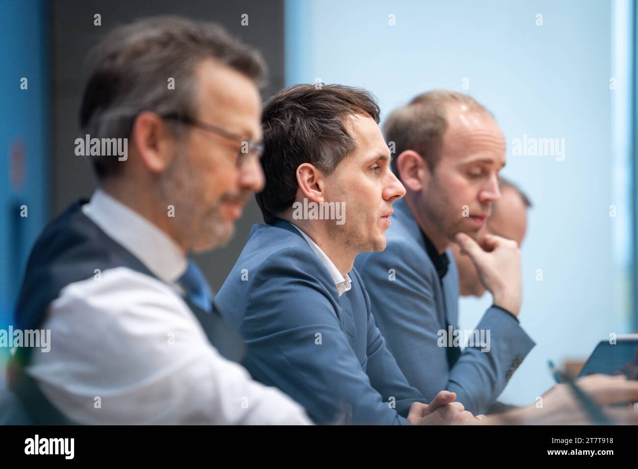 Bundespressekonferenz zu den Ergebnissen der Bereinigungssitzung des Haushaltsausschusses zum Bundeshaushalt 2024 SPD, B 90/die Gruenen, FDP otto Fricke, haushaltspolitischer Sprecher der Bundestagsfraktion FDP gemeinsam mit Sven-Christian Kindler, DNhaushaltspolitischer Sprecher EN haushaltspolitischer Sprecher der SPD-Bundestagsfraktion bei der Bundespressekonferenz zu den Ergebnissen der Bereinigungssitzung des Haushaltsausschusses zum Bundeshaushalt 2024 SPD, B 90/Die Gruenen, FDP, Berlino, 17.11.2023 Berlino Germania *** Foto Stock