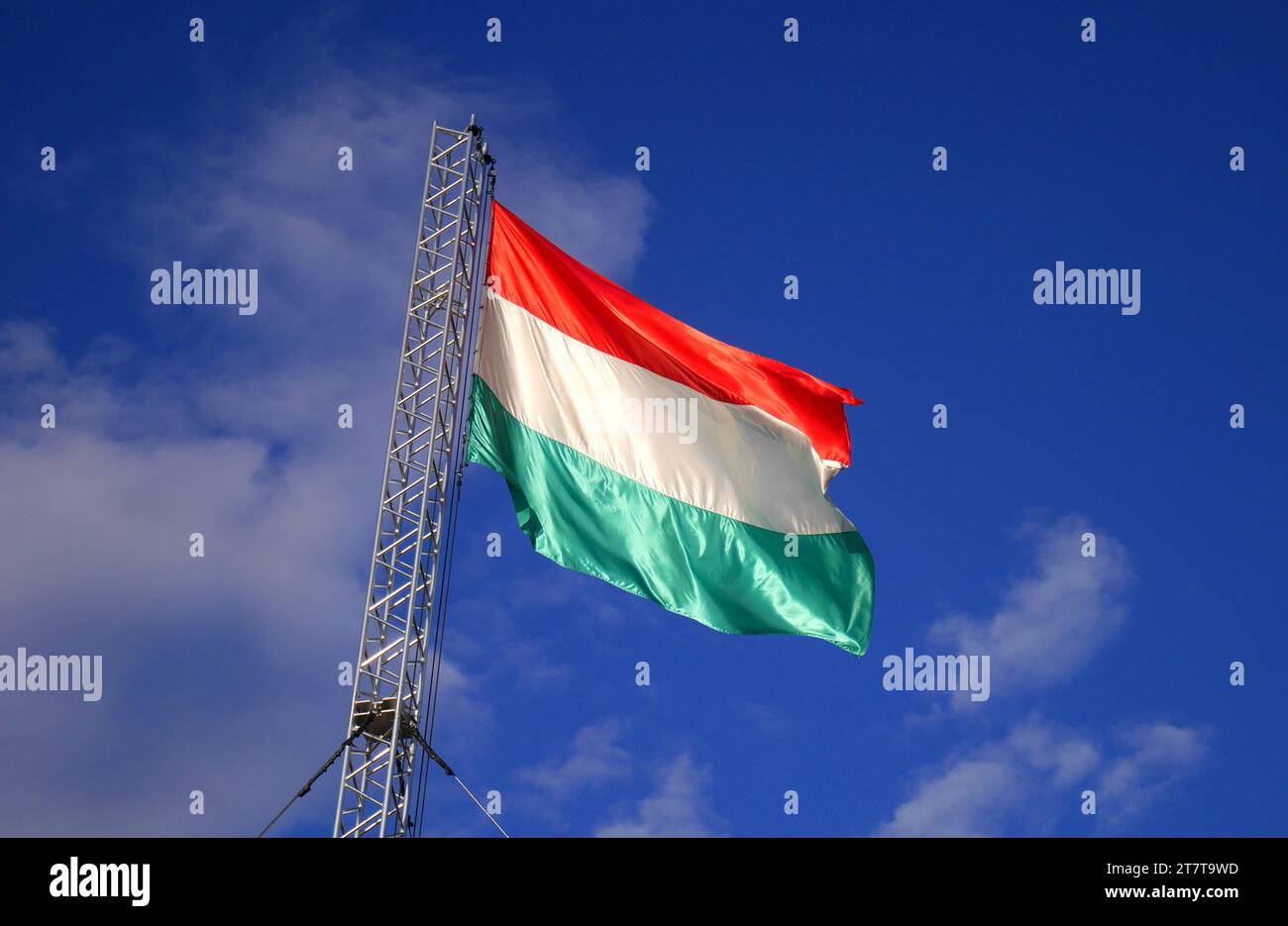 Bandiera ungherese sventolante all'esterno del nuovo Teatro Nazionale di Budapest, Ungheria Foto Stock