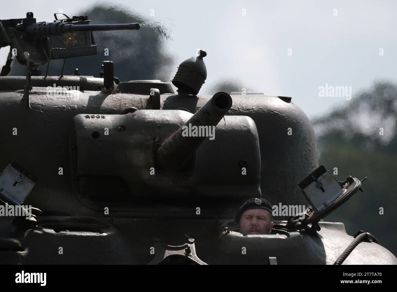 Spettacolo della vittoria. Leicester, Regno Unito, 2023. Scena di battaglia con soldati e carro armato medio americano Sherman. Foto Stock