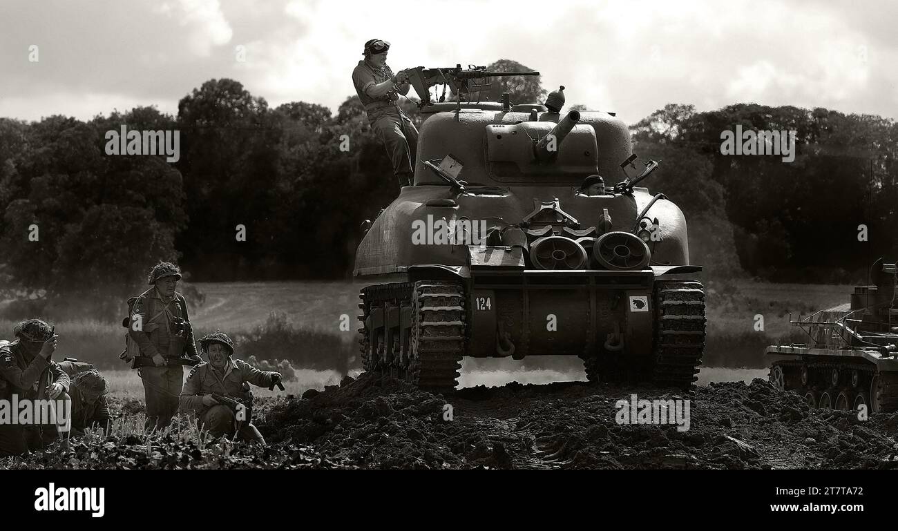 Spettacolo della vittoria. Leicester, Regno Unito, 2023. Scena di battaglia con soldati e carro armato medio americano Sherman. Foto Stock