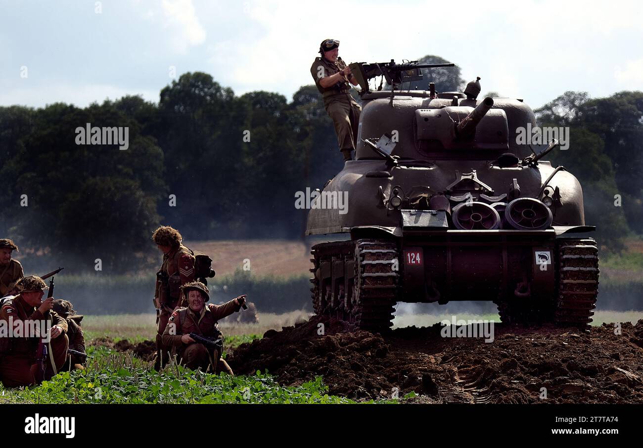 Spettacolo della vittoria. Leicester, Regno Unito, 2023. Scena di battaglia con soldati e carro armato medio americano Sherman. Foto Stock