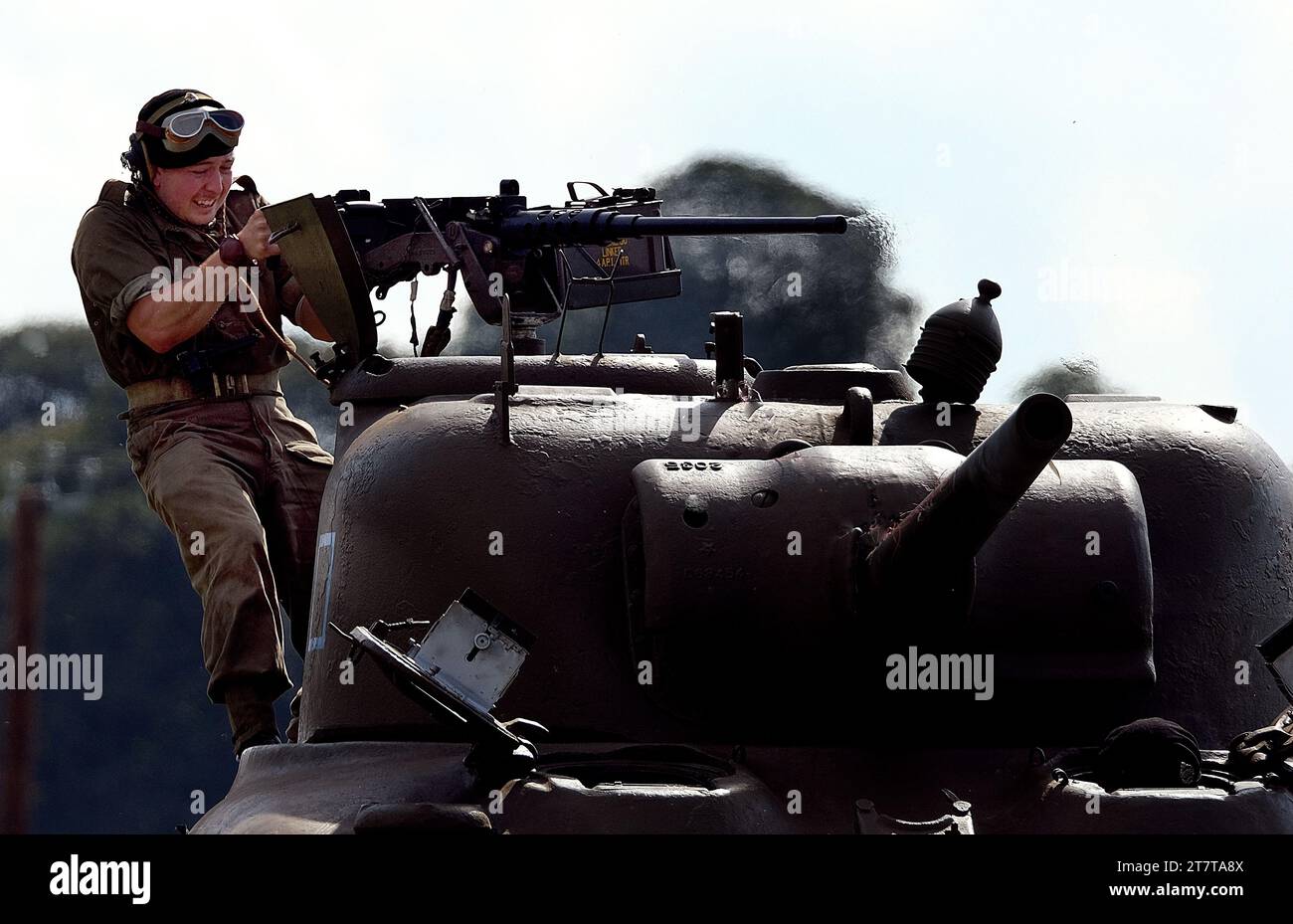 Spettacolo della vittoria. Leicester, Regno Unito, 2023. Scena di battaglia con soldati e carro armato medio americano Sherman. Foto Stock