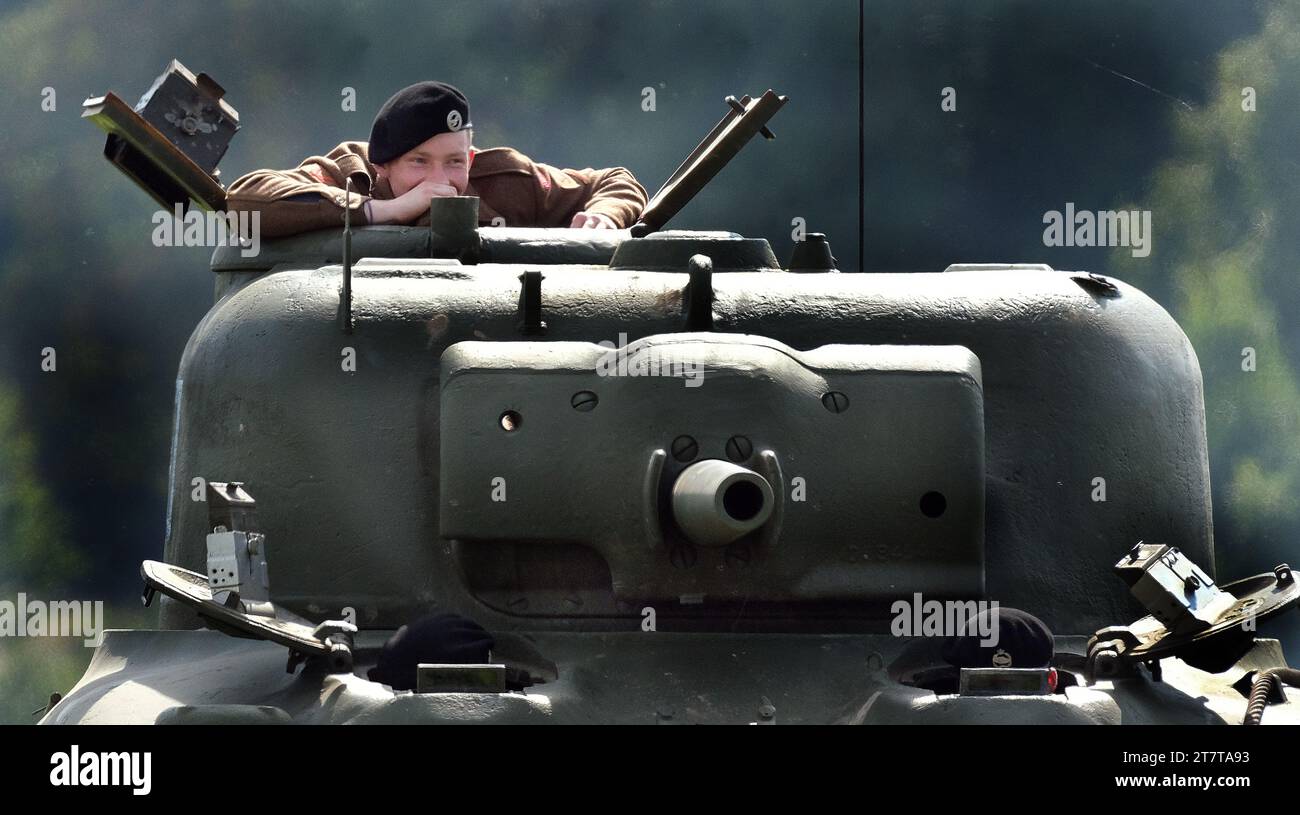 Spettacolo della vittoria. Leicester, Regno Unito, 2023. Scena di battaglia con soldati e carro armato medio americano Sherman. Foto Stock