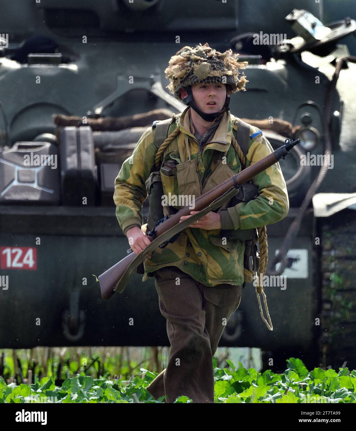 Spettacolo della vittoria. Leicester, Regno Unito, 2023. Scena di battaglia con soldati e carro armato medio americano Sherman. Foto Stock