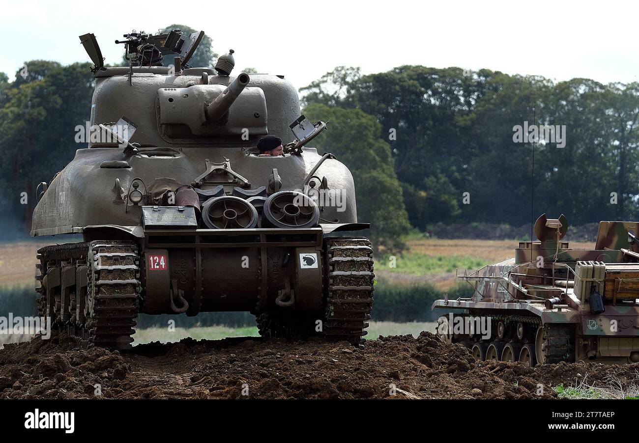 Spettacolo della vittoria. Leicester, Regno Unito, 2023. Scena di battaglia con soldati e carro armato medio americano Sherman. Foto Stock