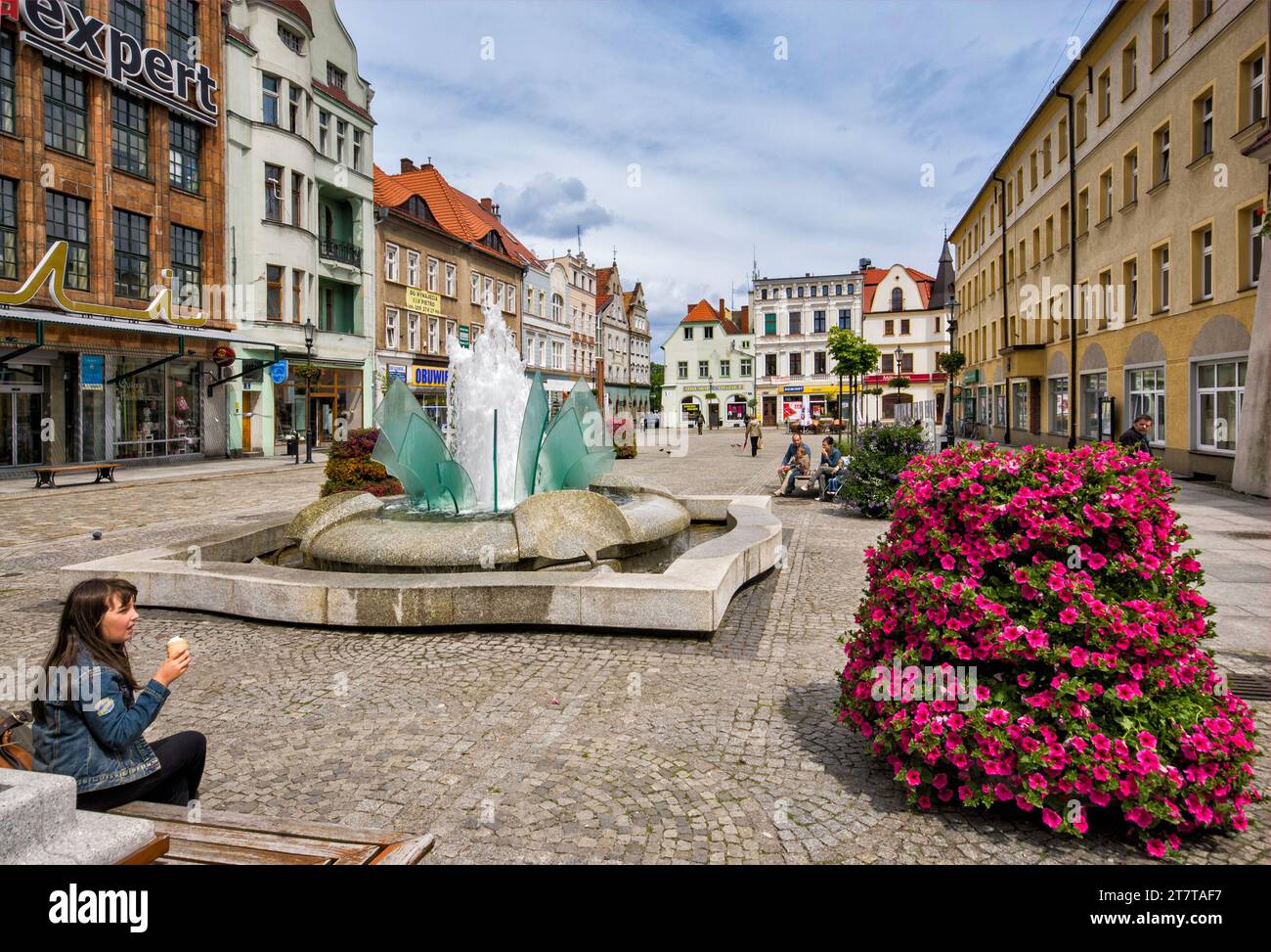 I bambini mangiano un gelato vicino alla fontana di Rynek (piazza del mercato) a Żary, Voivodato di Lubuskie, Polonia Foto Stock