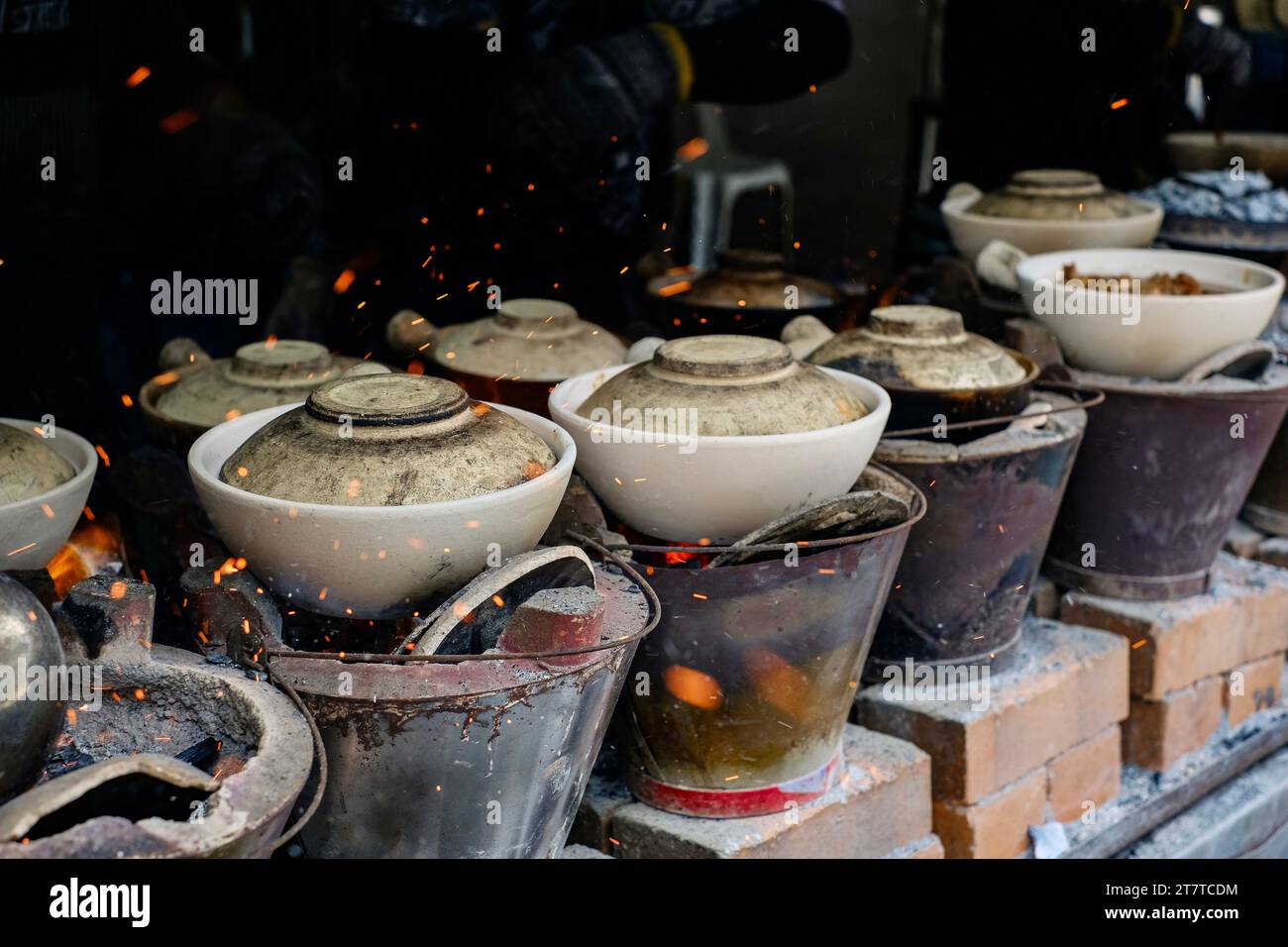 Pentole di argilla tradizionali su stufe a carbone al riso di pollo Heun Kee Claypot - Jalan Yew, Pudu; Kuala Lumpur, Malesia Foto Stock