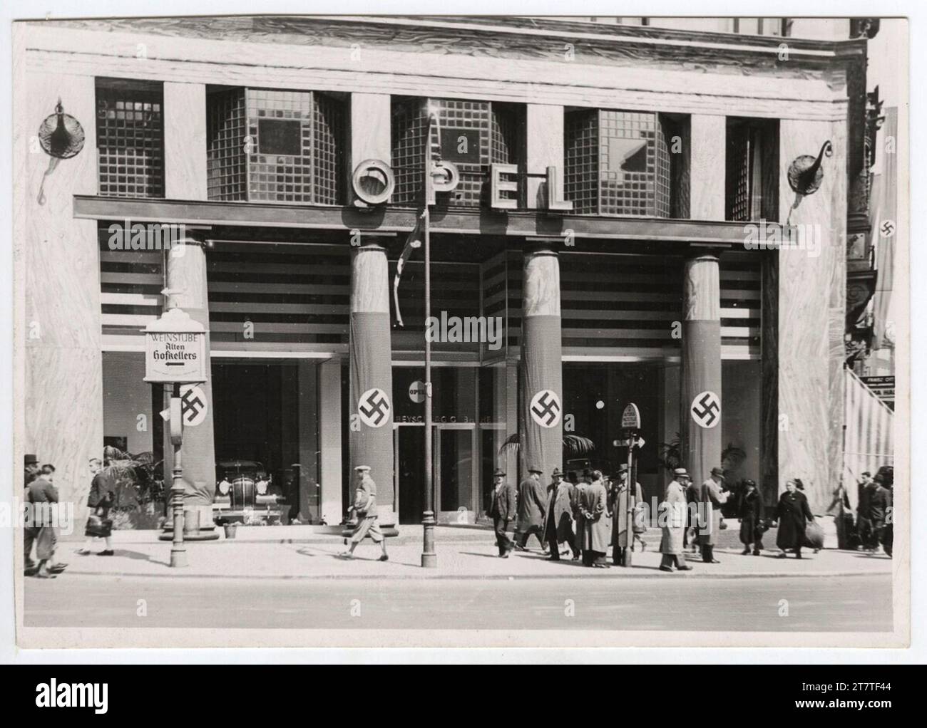 Martin Gerlach jun. Goldman & Salatsch, Vienna I., Michaelerplatz 3, Michaelerplatz portale commerciale con decorazione NS. Carta gelatina d'argento 1938-1945 , 1938/1945 Foto Stock