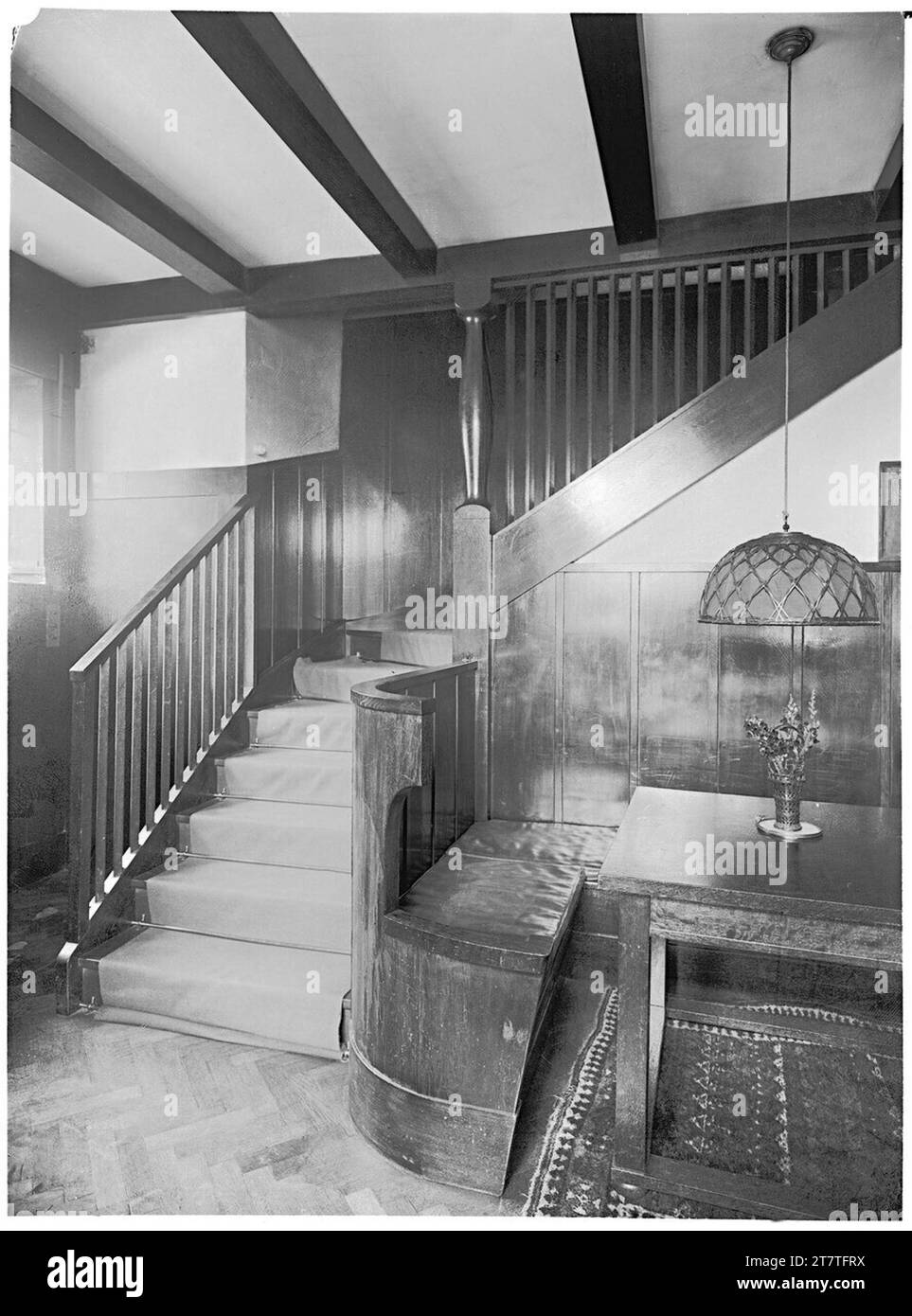 Martin Gerlach jun. Haus Hugo e Lilly Steiner, Vienna XIII., Sankt-Veit-Gasse 10, Diele, scala al piano superiore. Forte 1910; Aufnahme 1930 Foto Stock