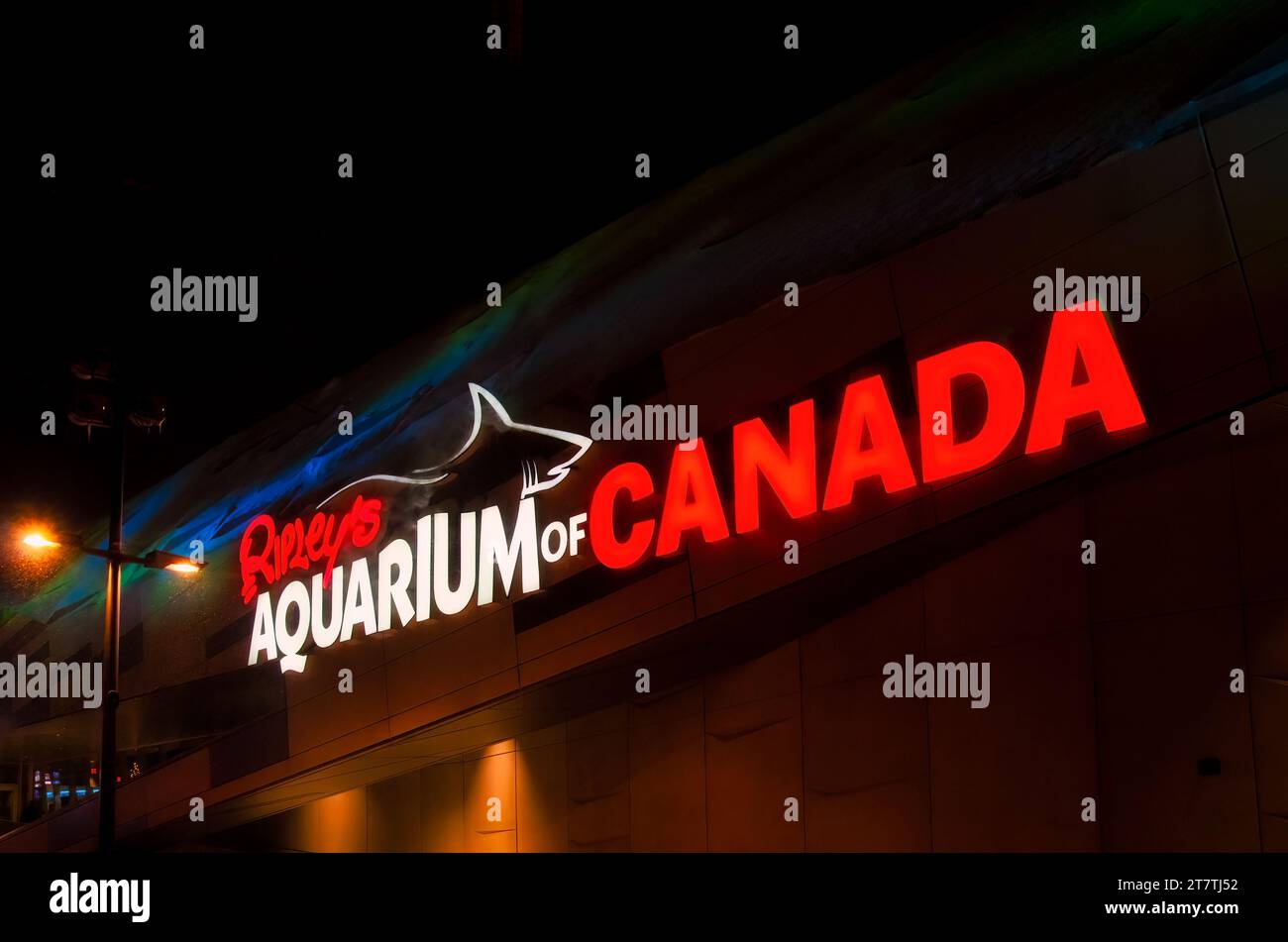 Toronto, Canada - 14 dicembre 2013: Insegna esterna e logo del Ripley's Aquarium. Foto Stock