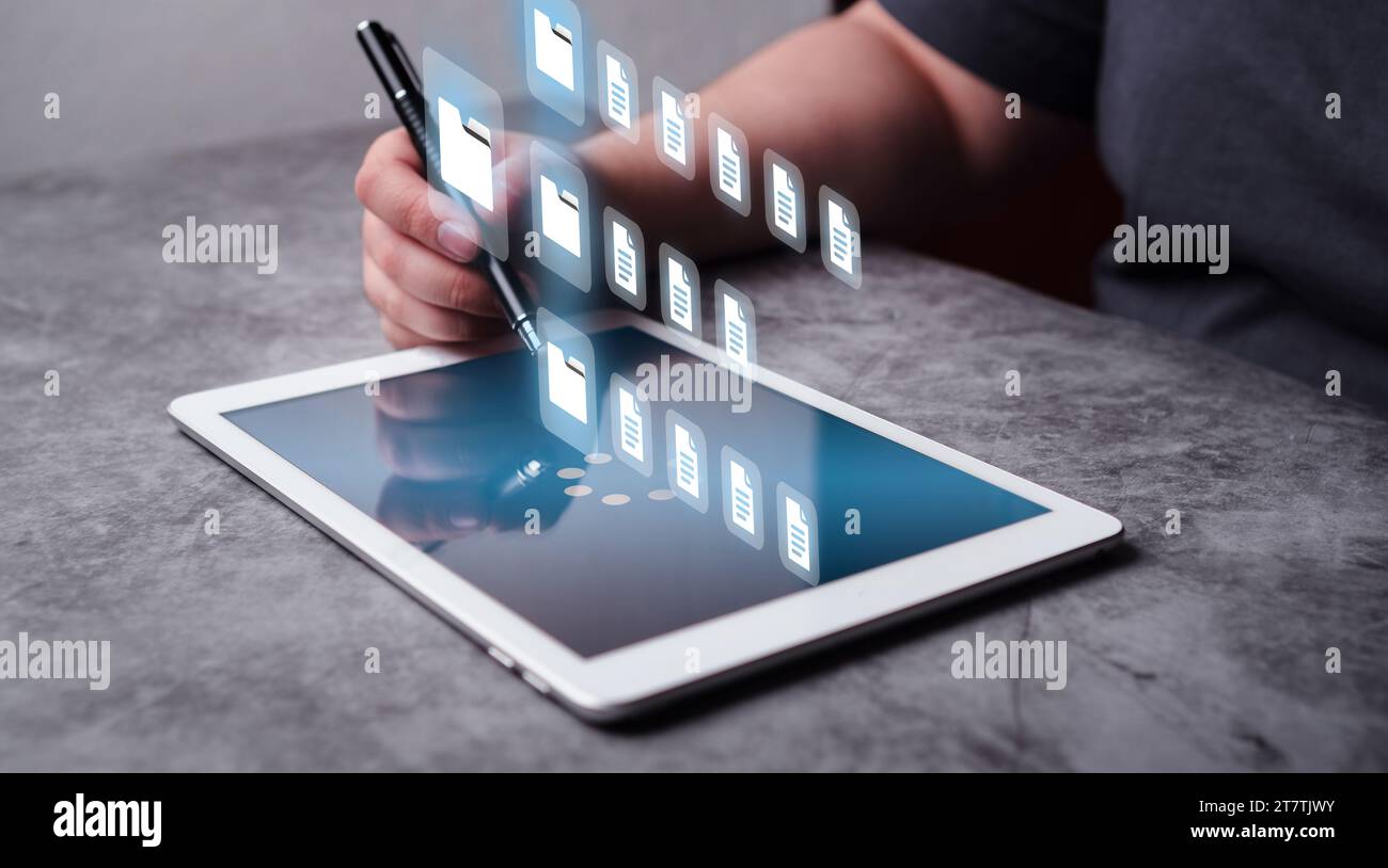 Le donne usano un tablet digitale per gestire i file. DMS (Document Management System). Sistema di gestione dei prodotti, contabilità e finanza. Foto Stock