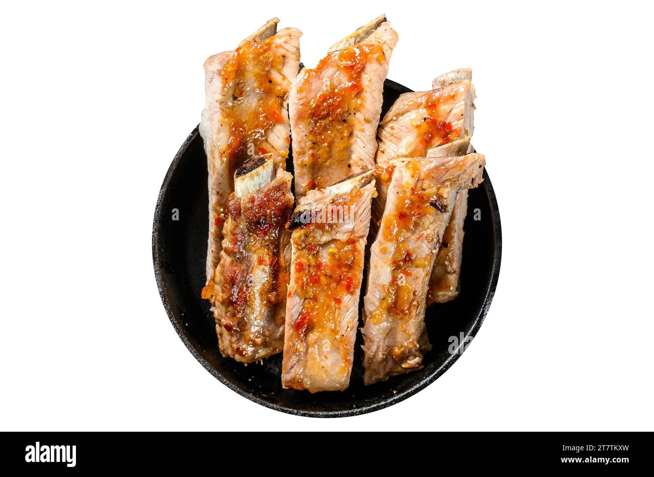 Rack di costolette di ricambio piccanti al peperoncino alla griglia isolate, sfondo bianco Foto Stock