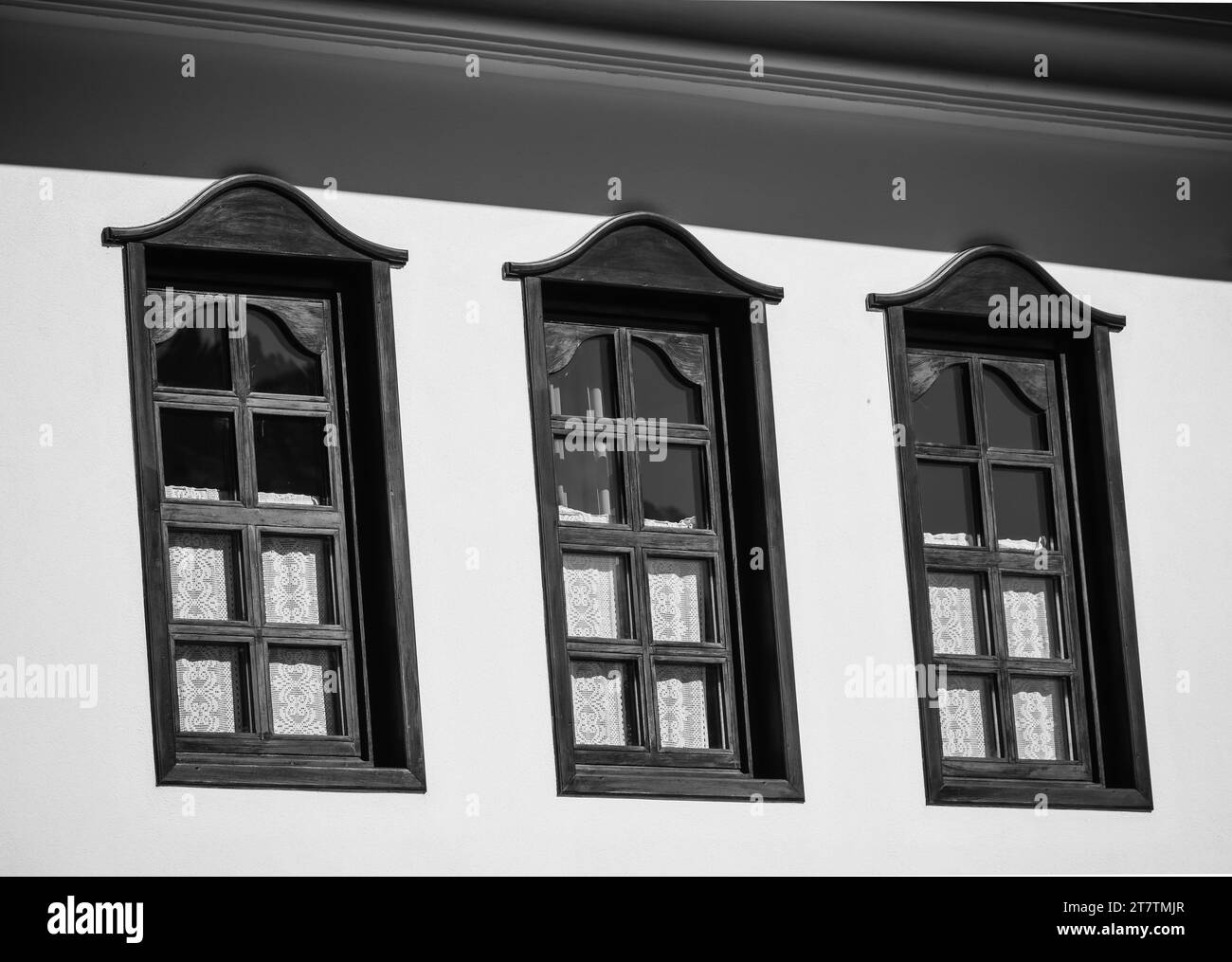 Vista di una vecchia casa con finestre in legno a Berat. Le vecchie case in Albania, patrimonio dell'umanità dell'unesco. Pittoresco paesaggio urbano estivo della città di Berat. Histor Foto Stock