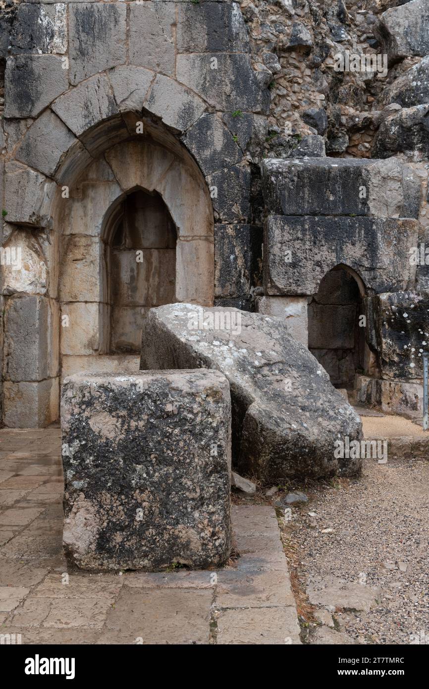 Archi in pietra e passaggio attraverso l'interno dell'antica fortezza in cima alla montagna chiamata il castello di Nimrod, che si erge in cima a una vetta ai piedi delle colline Foto Stock