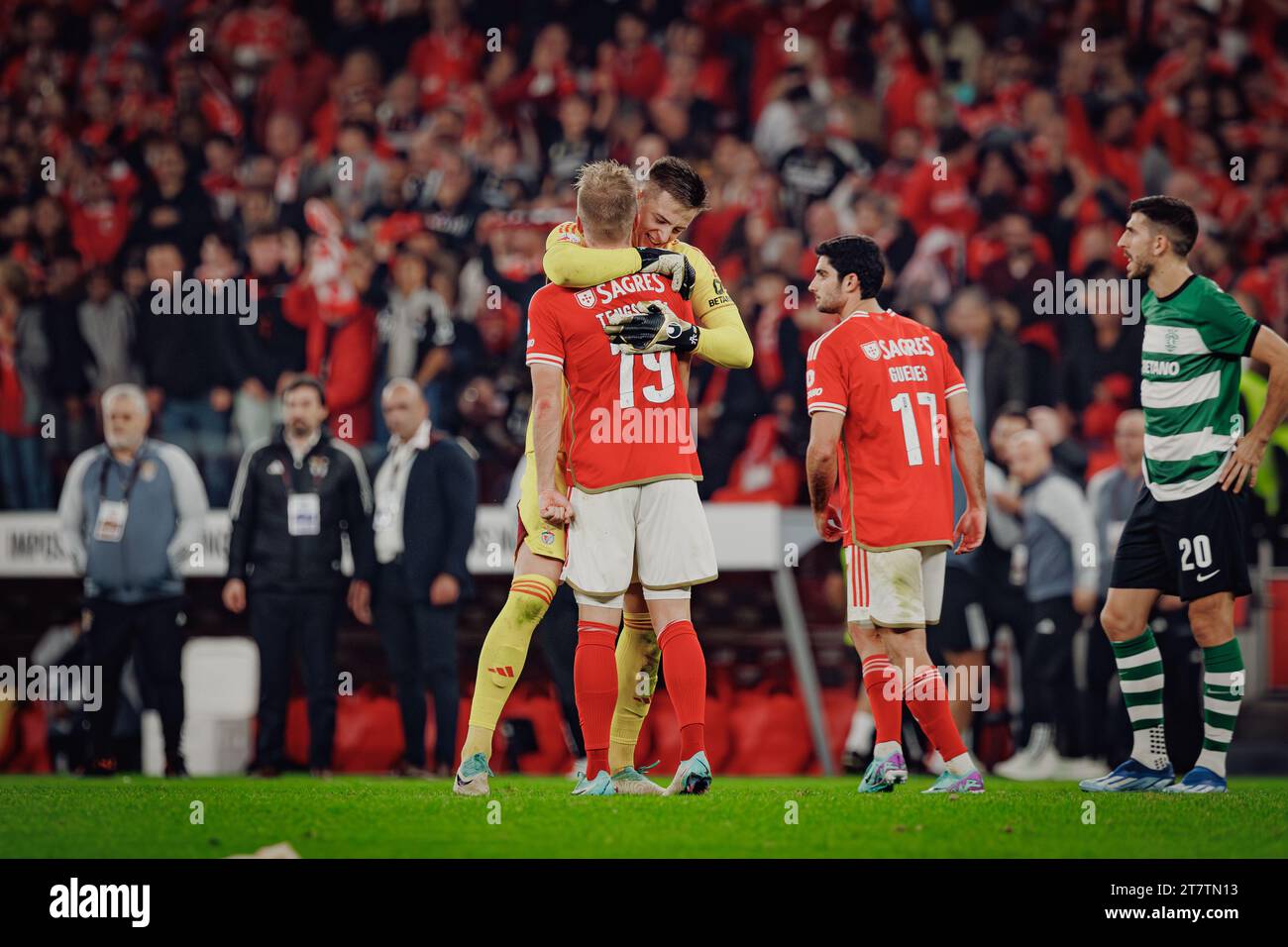 Anatoliy Trubin festeggia con Casper Tengstedt durante la partita della Liga Portugal 23/24 tra SL Benfica e Sporting CP all'Estadio da Luz, Lisbona, Portug Foto Stock