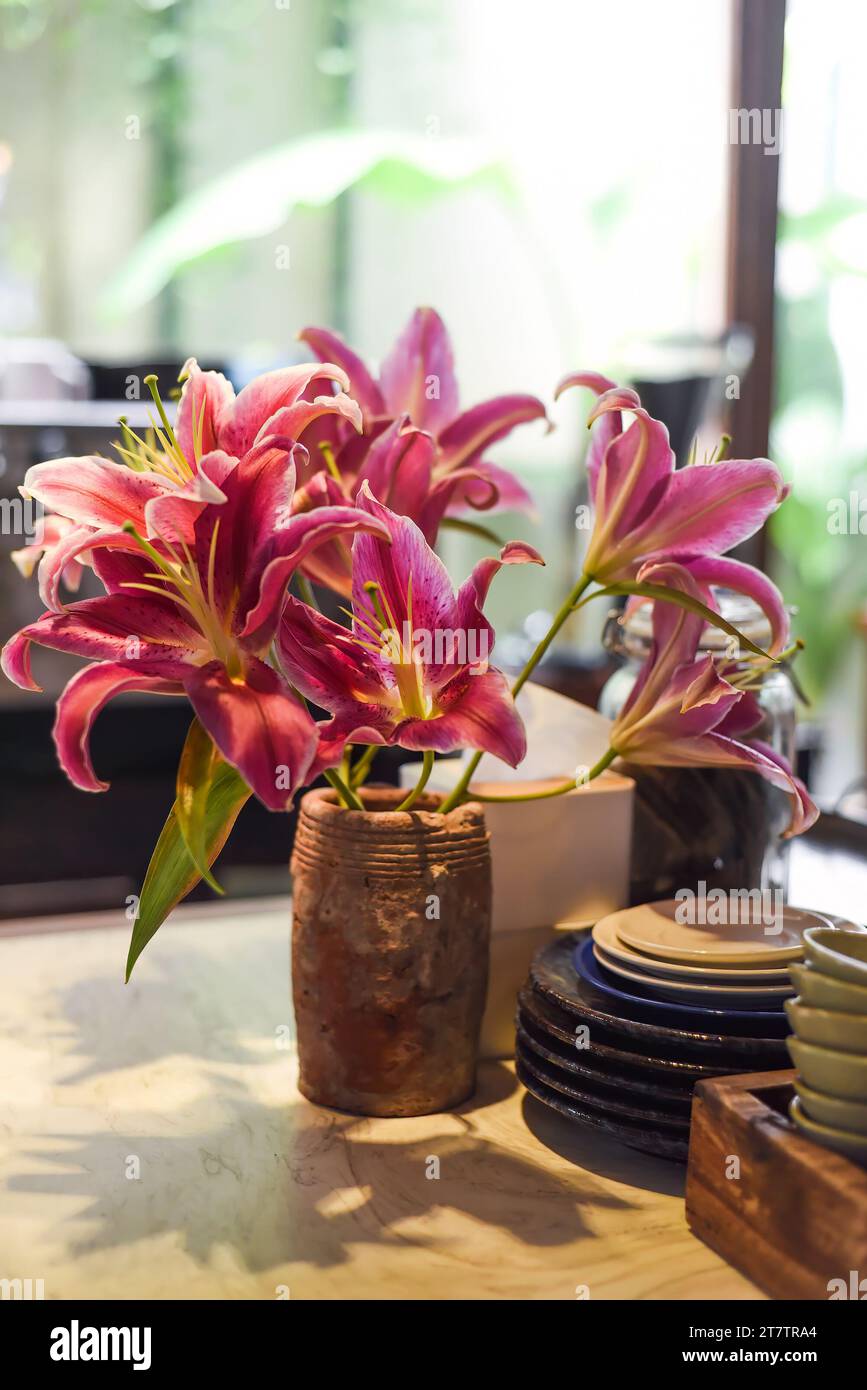Bouquet di gigli rosa in vaso per dettagli interni Foto Stock