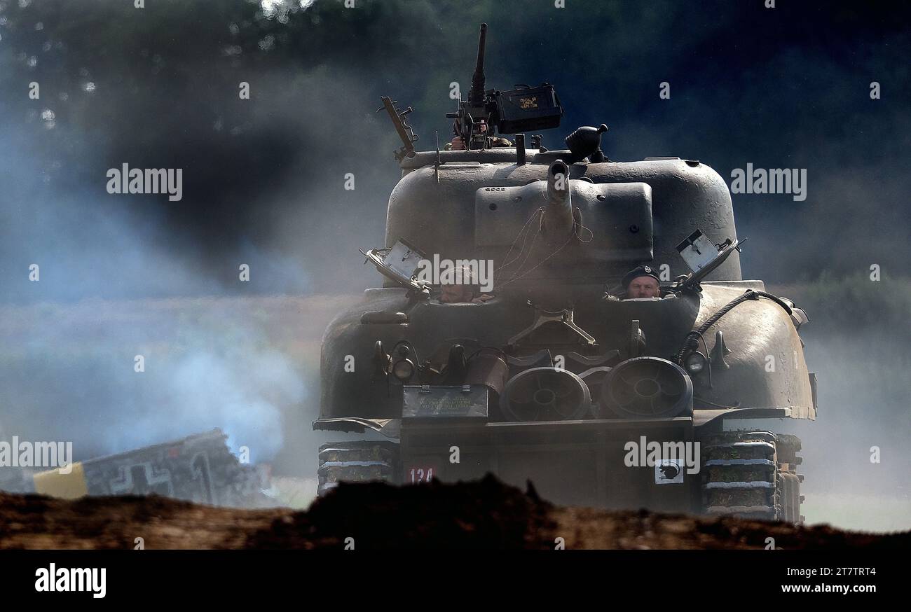 Spettacolo della vittoria. Leicester, Regno Unito, 2023. Scena di battaglia con soldati e carro armato medio americano Sherman. Foto Stock
