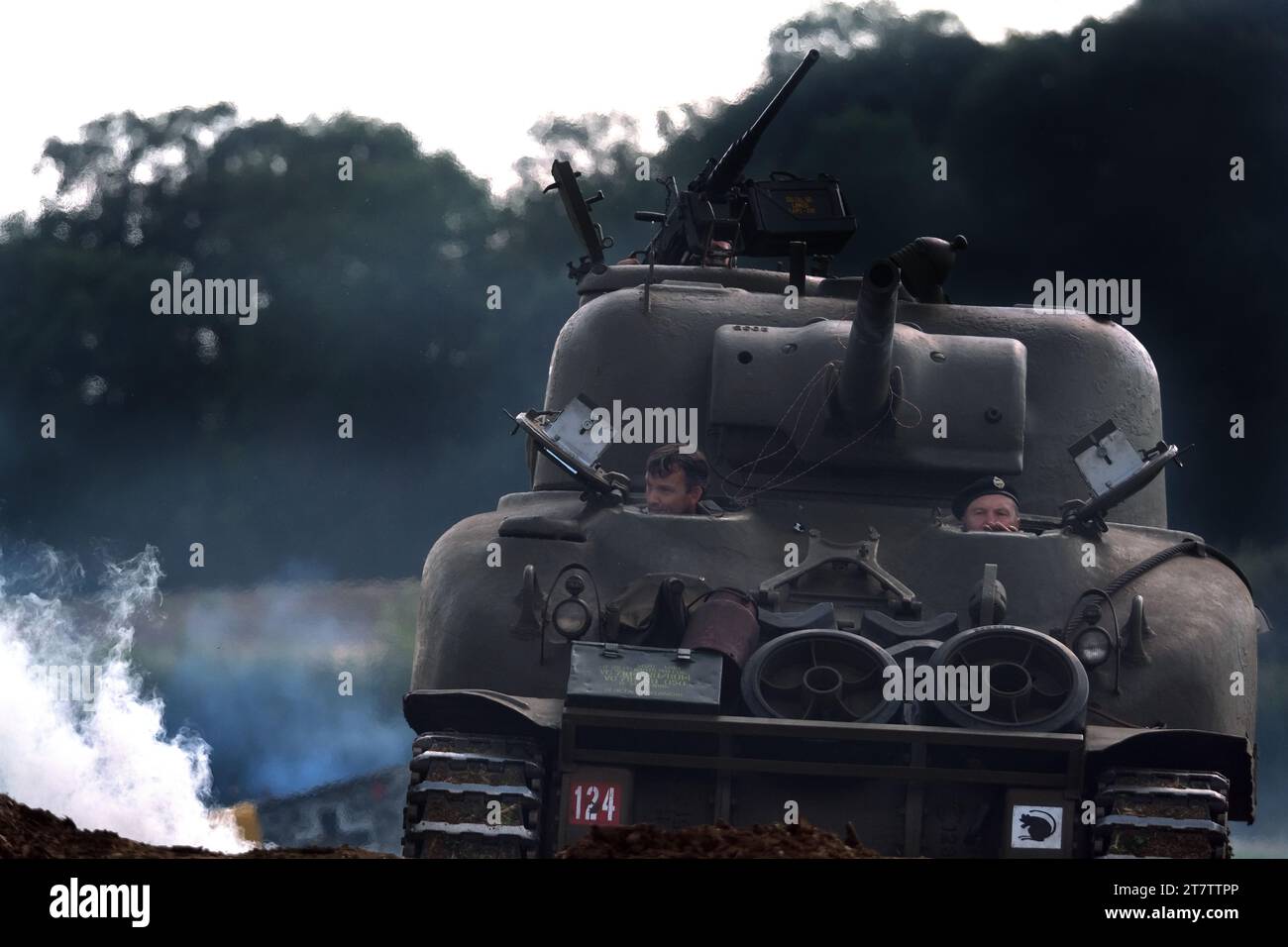 Spettacolo della vittoria. Leicester, Regno Unito, 2023. Scena di battaglia con soldati e carro armato medio americano Sherman. Foto Stock