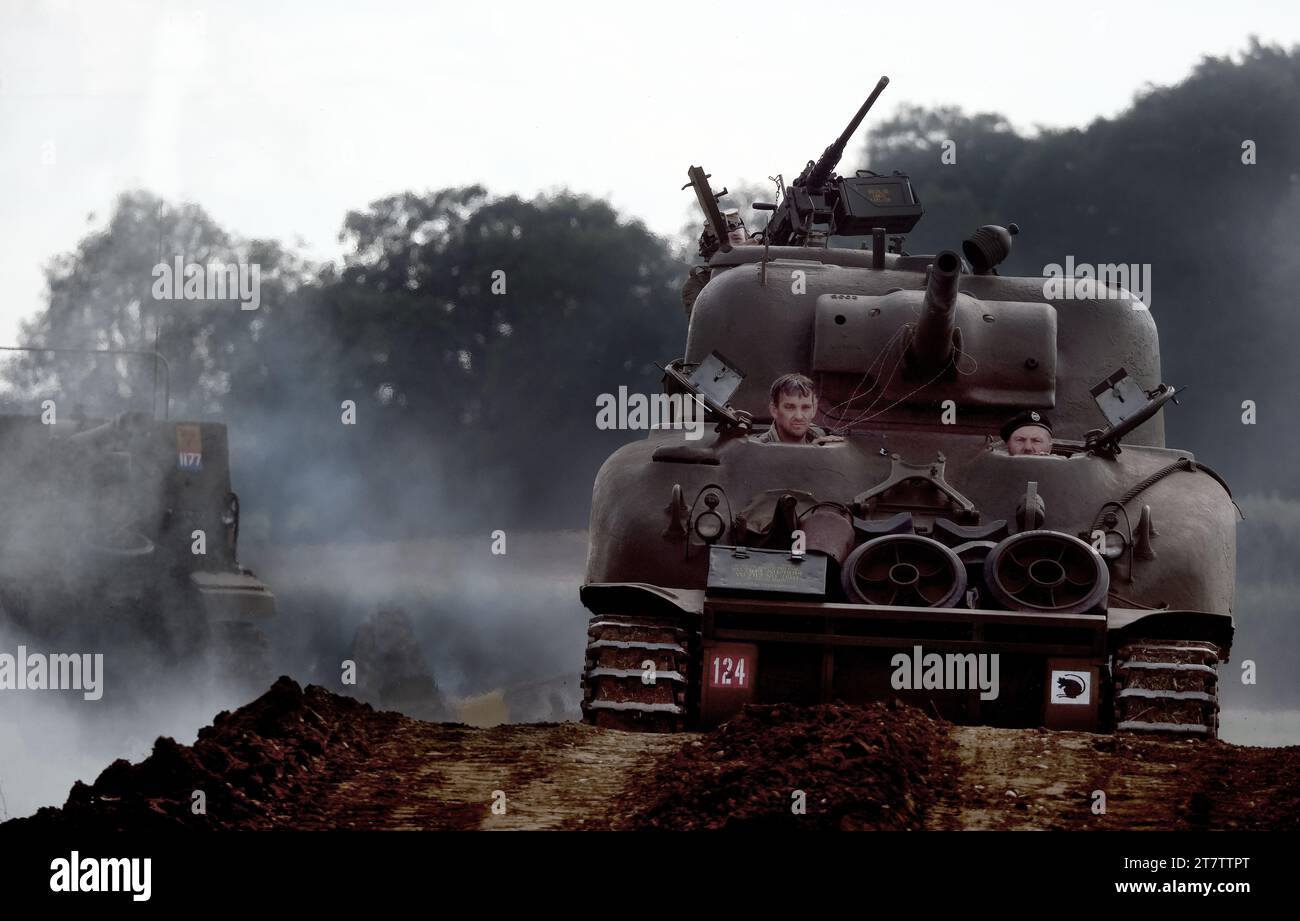 Spettacolo della vittoria. Leicester, Regno Unito, 2023. Scena di battaglia con soldati e carro armato medio americano Sherman. Foto Stock