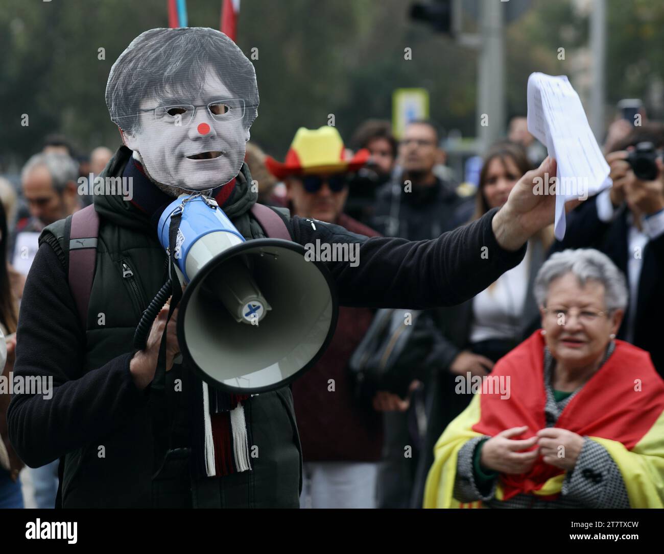 Madrid, Spagna. 16 novembre 2023. Un dimostratore con una maschera dell'indipendentista catalano Carles Puigdemont, proteste di fronte al Palazzo del Congresso dei deputati, a Madrid, dove oggi, dove si è svolta l'elezione del nuovo presidente del governo, Pedro Sánchez. Madrid, Spagna. 16 novembre 2023. Crediti: Cesar Luis de Luca/dpa/Alamy Live News Foto Stock