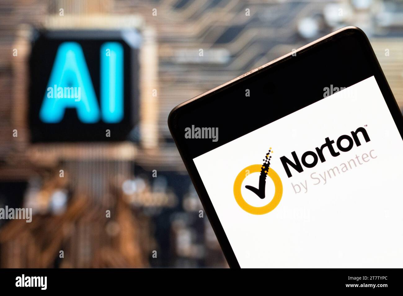 Cina. 3 novembre 2023. In questa immagine, il software malware antivirus e di sicurezza informatica sviluppato da Symantec Corporation, Norton Anti-virus, logo visualizzato su uno smartphone con chip di intelligenza artificiale (ai) e simbolo sullo sfondo. Credito: SOPA Images Limited/Alamy Live News Foto Stock