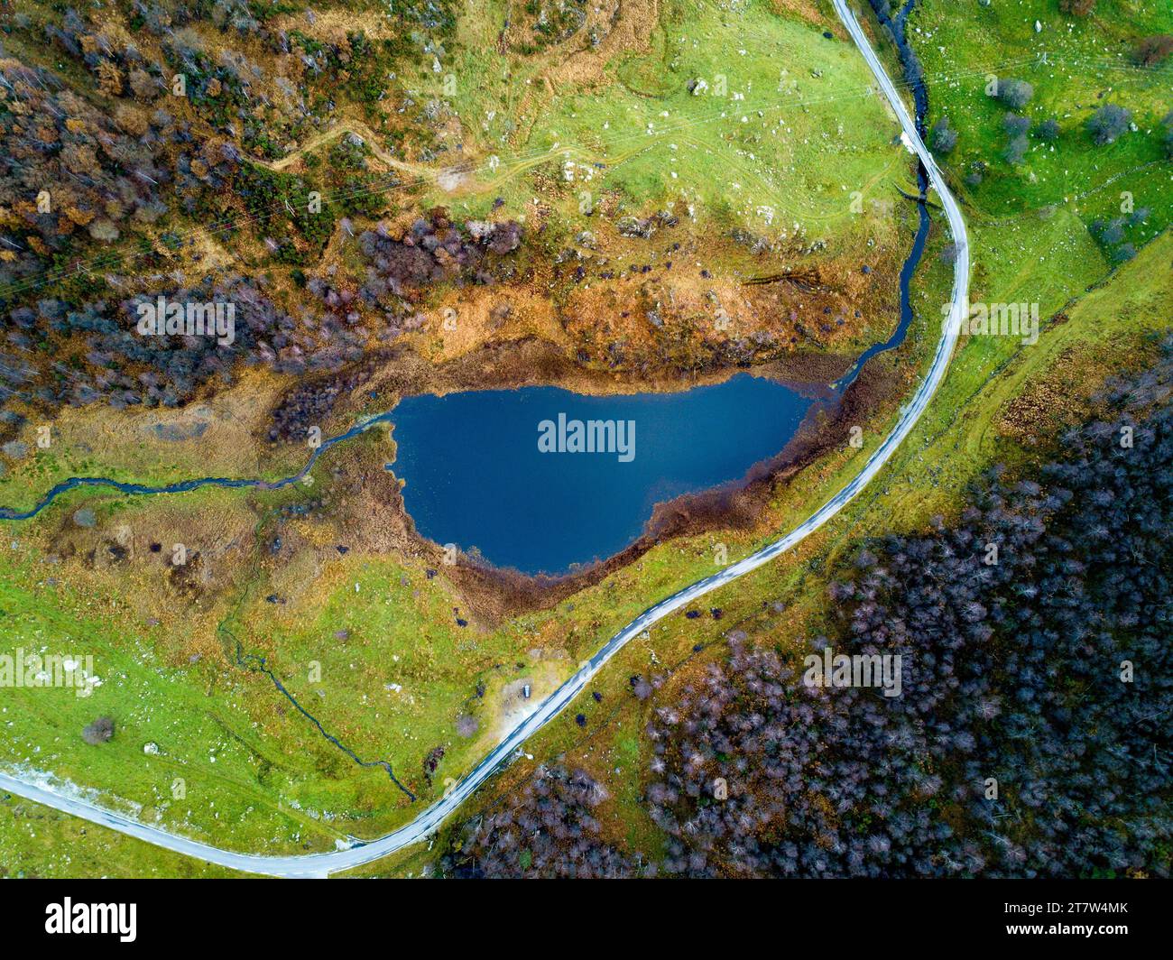 Natura profonda: Vista aerea del lago a forma di cuore della Norvegia Foto Stock