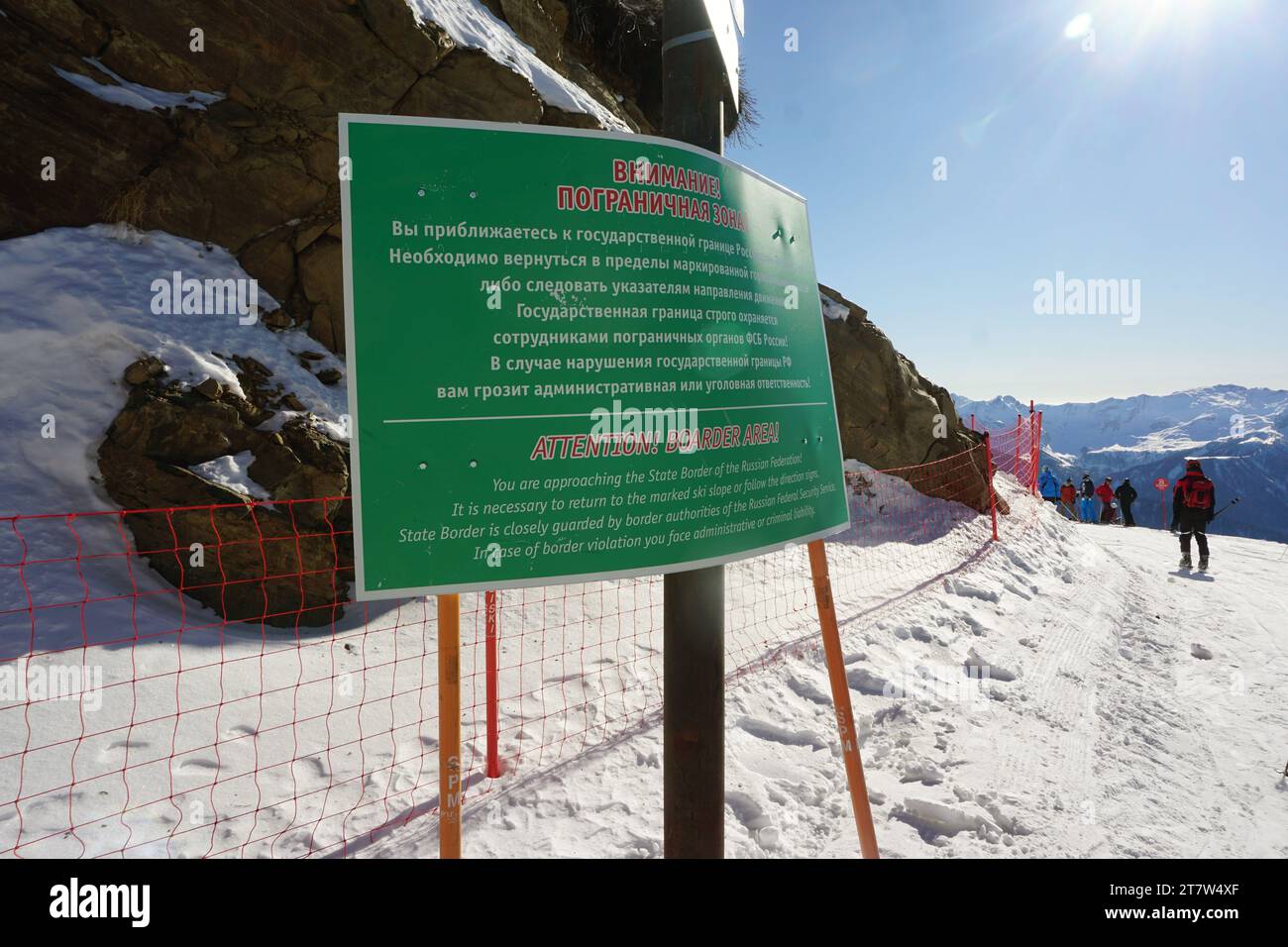 Il confine tra la Federazione russa e la Georgia nella località sciistica russa Rosa Khutor Foto Stock