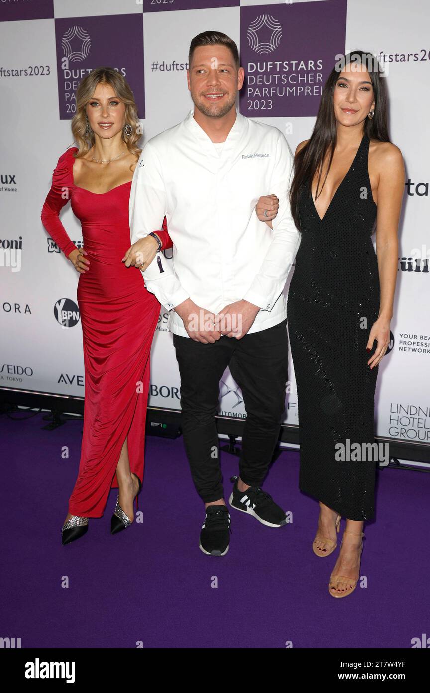 Cathy Hummels, Robin Pietsch und Neda Peemüller bei der Verleihung des Deutschen Parfumpreises Duftstars 2023 auf der Rheinterrasse Düsseldorf. Düsseldorf, 16.11.2023 *** Cathy Hummels, Robin Pietsch e Neda Peemüller alla presentazione del German Perfume Award Duftstars 2023 alla Rheinterrasse Düsseldorf Düsseldorf, 16 11 2023 foto:XT.xSchröerx/xFuturexImagex duftstars_3162 Foto Stock