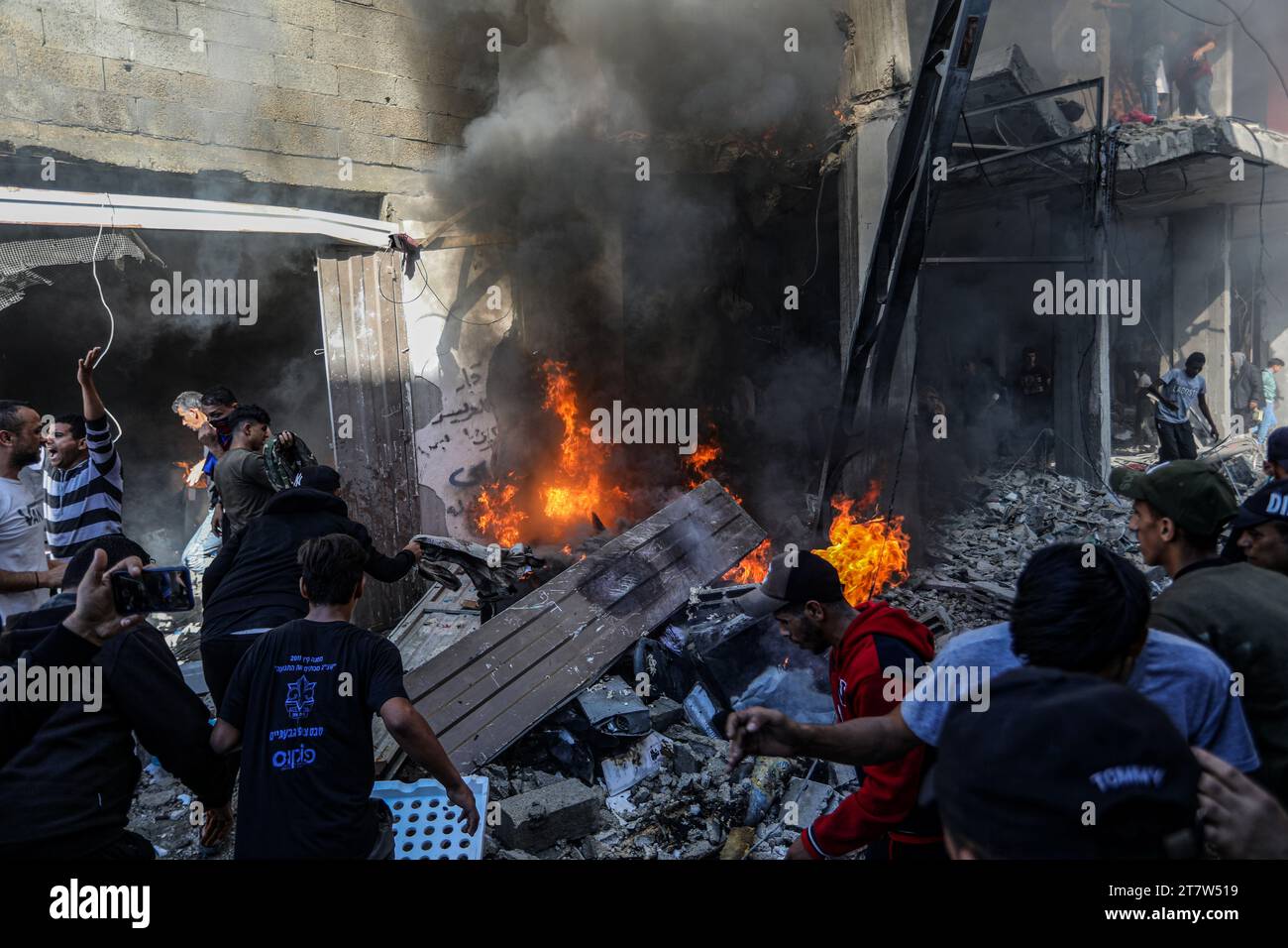 Rafah, territori palestinesi. 17 novembre 2023. I palestinesi tentano di spegnere un incendio dopo un attacco aereo israeliano contro una casa nel campo profughi di Shaboura. Crediti: Abed Rahim Khatib/dpa/Alamy Live News Foto Stock