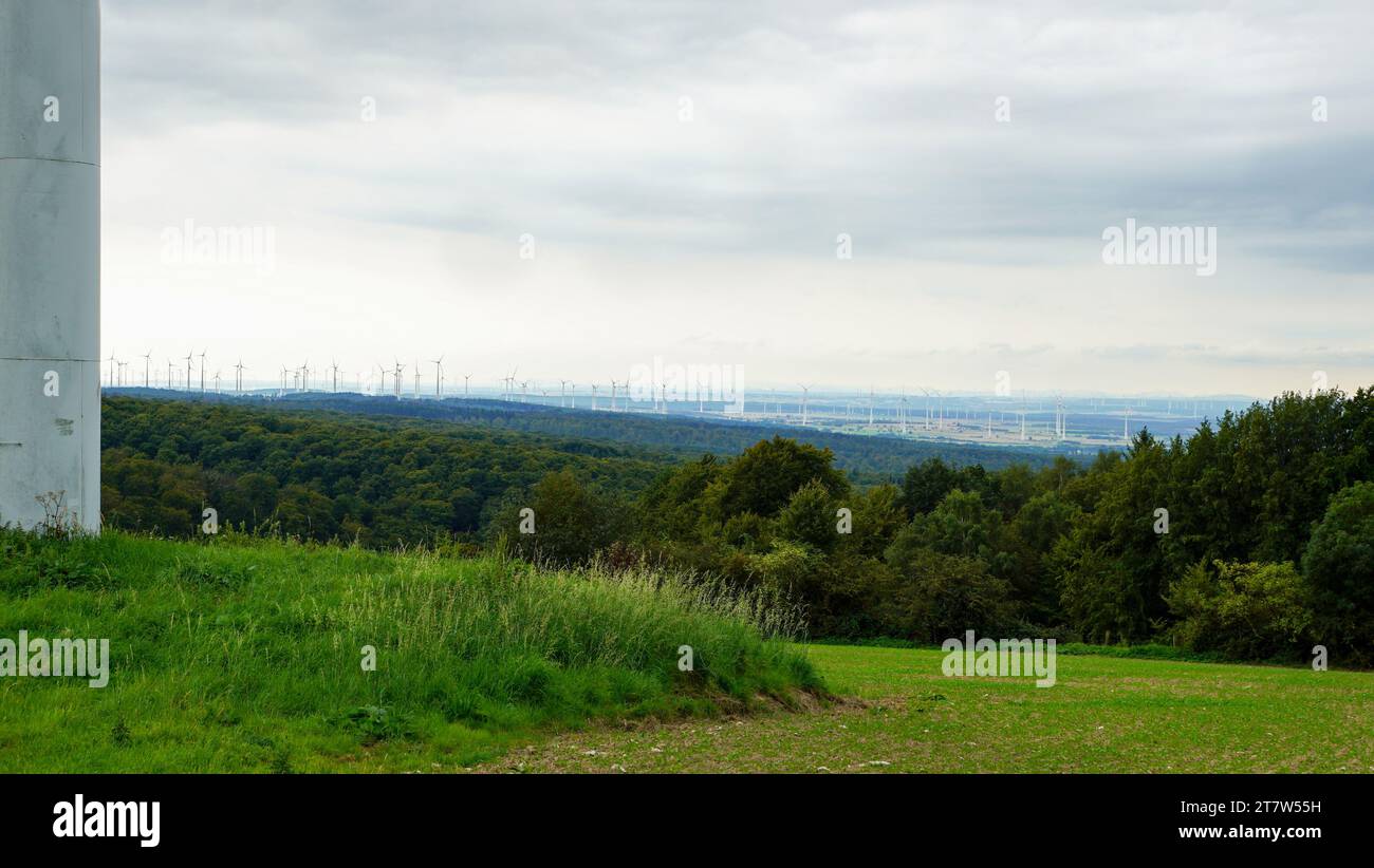 Landschaftspanorama mit Windkraftanlagen Foto Stock