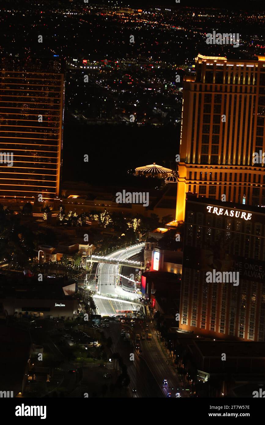 Las Vegas, Nevada, USA. 16 novembre 2023. Vista aerea serale del circuito di Formula 1 durante il weekend del Gran Premio di Formula 1 di Las Vegas a Las Vegas, Nevada, il 16 novembre 2023. Crediti: Mpi34/Media Punch/Alamy Live News Foto Stock