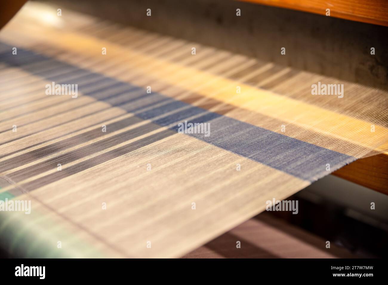 Manifattura tessile tradizionale filo per tessitura per l'industria tessile.estratto,seta tessuta,utilizzando cotone e filo di seta elasticizzato e tessuto utilizzando mec Foto Stock