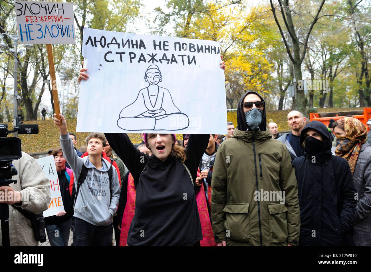 Gruppo di giovani attivisti in piedi vicino al Gabinetto del Ministero tenendo un foglio di giornale che chiede la legalizzazione della marijuana medica. Cannabis March. Octo Foto Stock