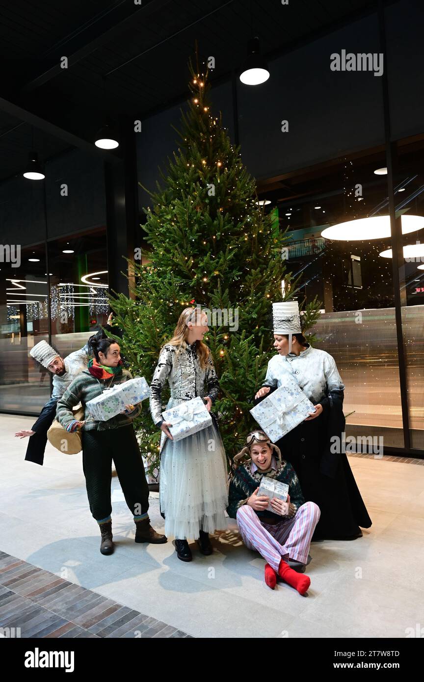 Londra, Regno Unito. 17 novembre 2023. Pista di pattinaggio su ghiaccio del quartiere di Wimbledon - foto per il cast dello spettacolo del festival Polka Theatre - il cast Finlay McGuigan, Phoebe Naughton, Paula James, Rebecca Wilson e Joe Boylan della regina delle nevi prendono i pattini!, Londra, Regno Unito credito: Vedere li/Picture Capital/Alamy Live News Foto Stock