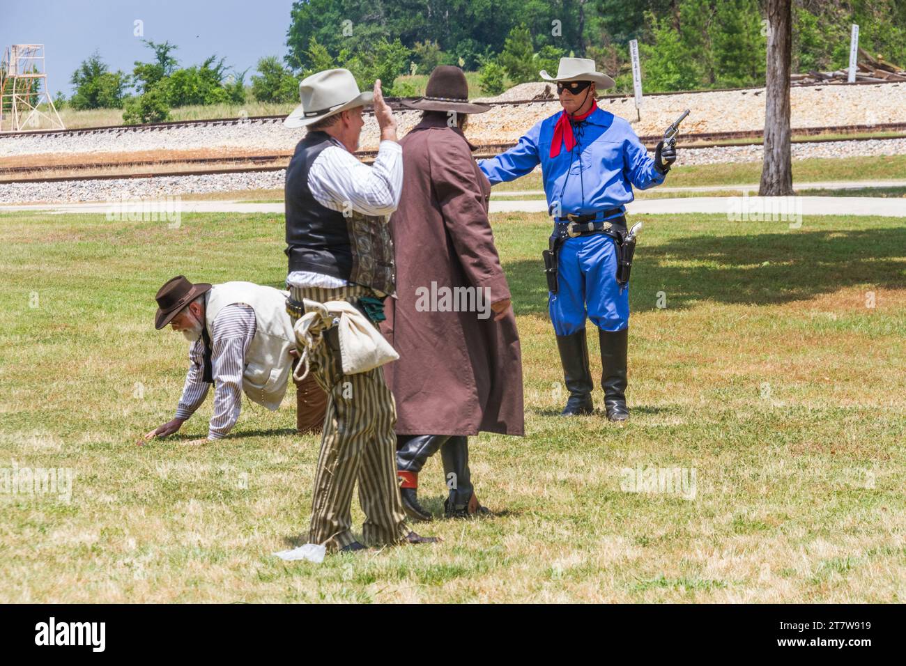 Ha messo in scena scontri a fuoco e rapina in treno con attori che interpretano i pistoleri e Lone Ranger e Tonto per l'intrattenimento a pranzo delle famiglie durante il tour. Foto Stock