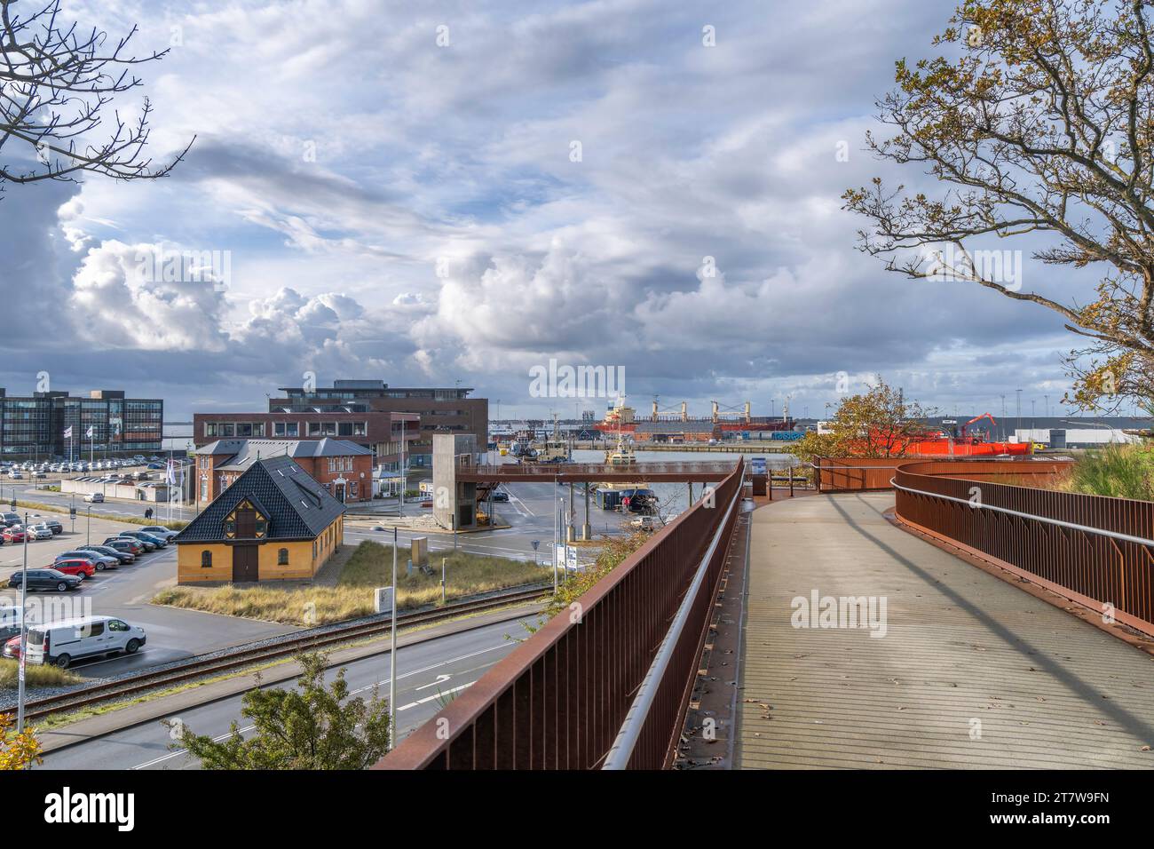Ponte pedonale Rusty al porto di Esbjerg a Denmrk Foto Stock